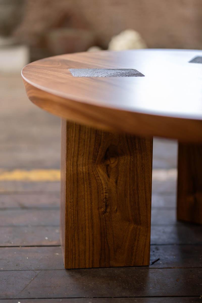 https://a.1stdibscdn.com/round-wood-and-bronze-table-in-walnut-winston-coffee-table-by-alabama-sawyer-for-sale-picture-6/f_43982/f_407724221721840337112/WINSTON_WAL30_35_3000px_master.jpg