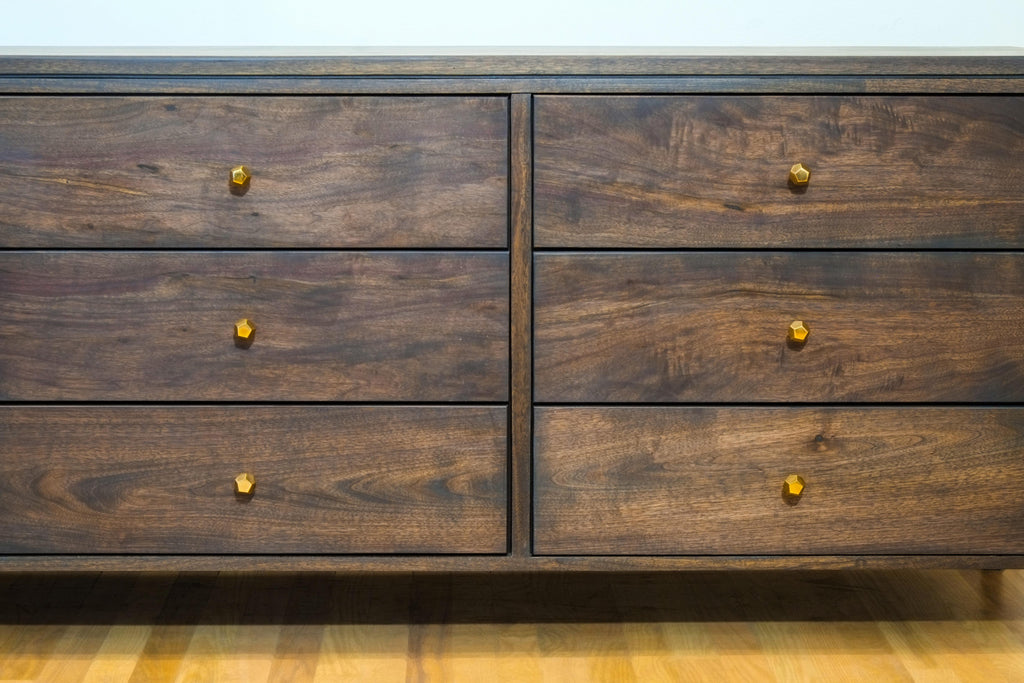 https://a.1stdibscdn.com/walnut-dresser-continuous-grain-drawer-fronts-bookmatched-for-sale-picture-4/f_55692/f_390834521711909283110/Walnut_dresser16_master.jpg