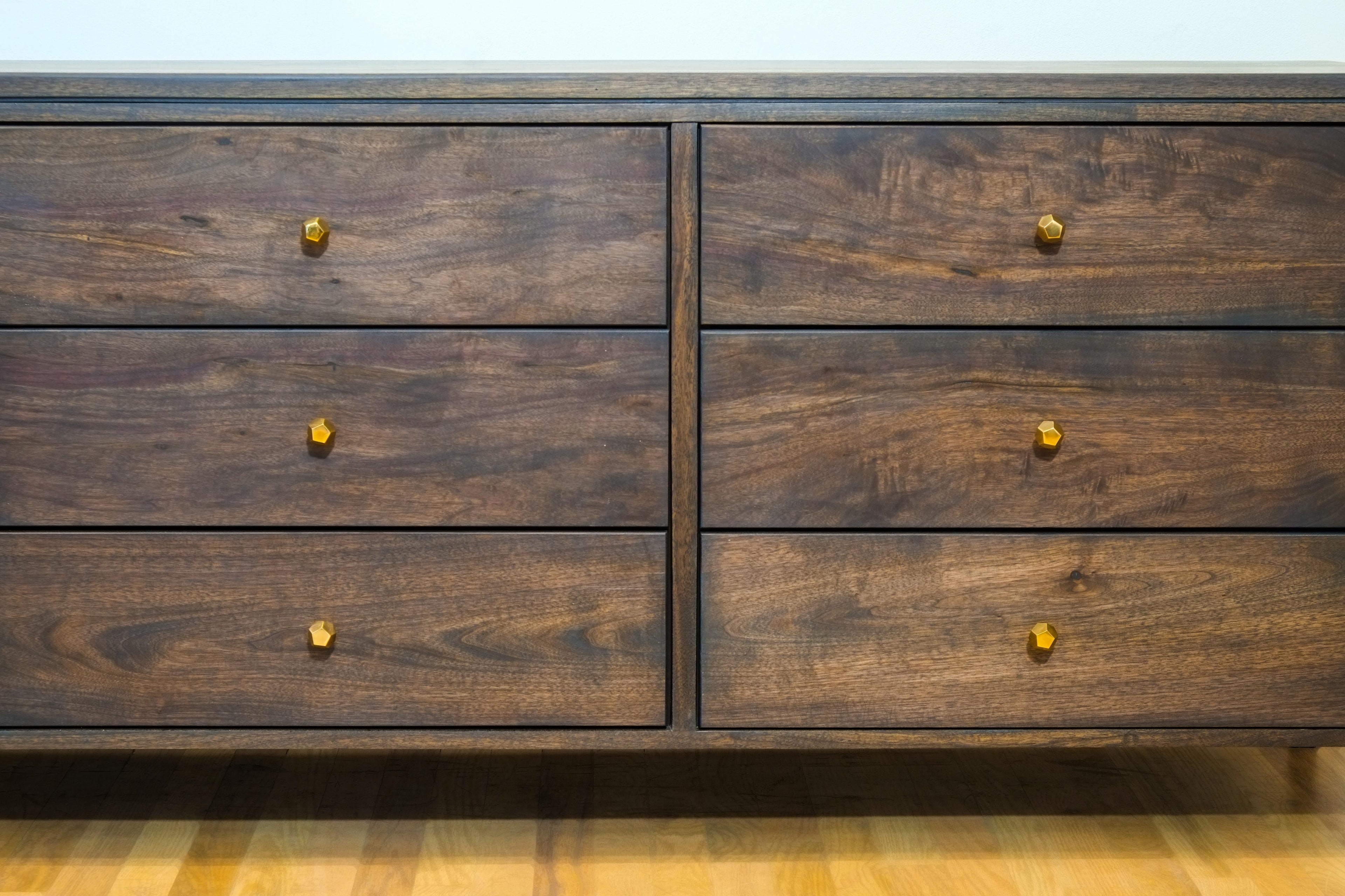 https://a.1stdibscdn.com/walnut-dresser-continuous-grain-drawer-fronts-bookmatched-for-sale-picture-4/f_55692/f_390834521711909283110/Walnut_dresser16_master.jpg