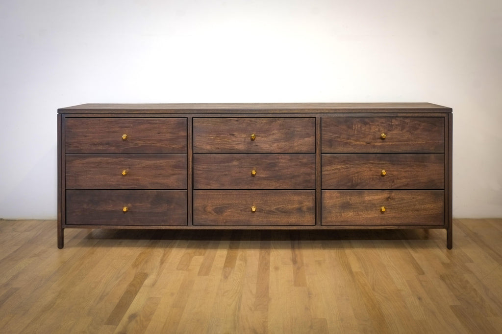 https://a.1stdibscdn.com/walnut-dresser-continuous-grain-drawer-fronts-bookmatched-for-sale-picture-2/f_55692/f_390834521711909282278/Walnut_dresser1_master.jpg