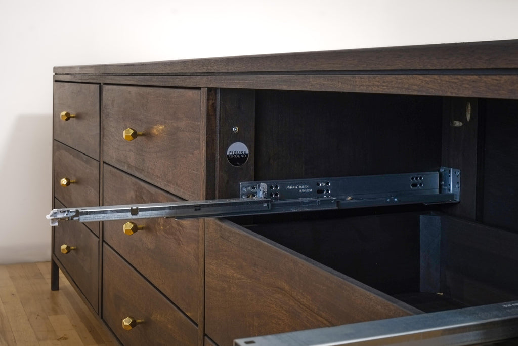 https://a.1stdibscdn.com/walnut-dresser-continuous-grain-drawer-fronts-bookmatched-for-sale-picture-5/f_55692/f_390834521711909282209/Walnut_dresser24_master.jpg