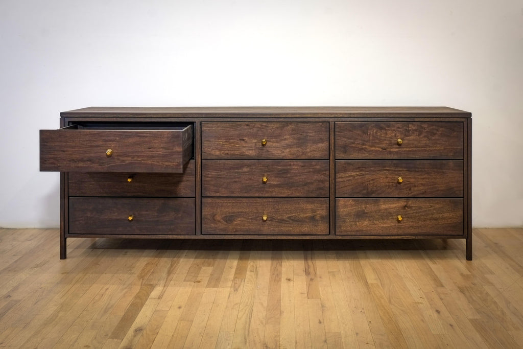 https://a.1stdibscdn.com/walnut-dresser-continuous-grain-drawer-fronts-bookmatched-for-sale-picture-3/f_55692/f_390834521711909282402/Walnut_dresser2_master.jpg