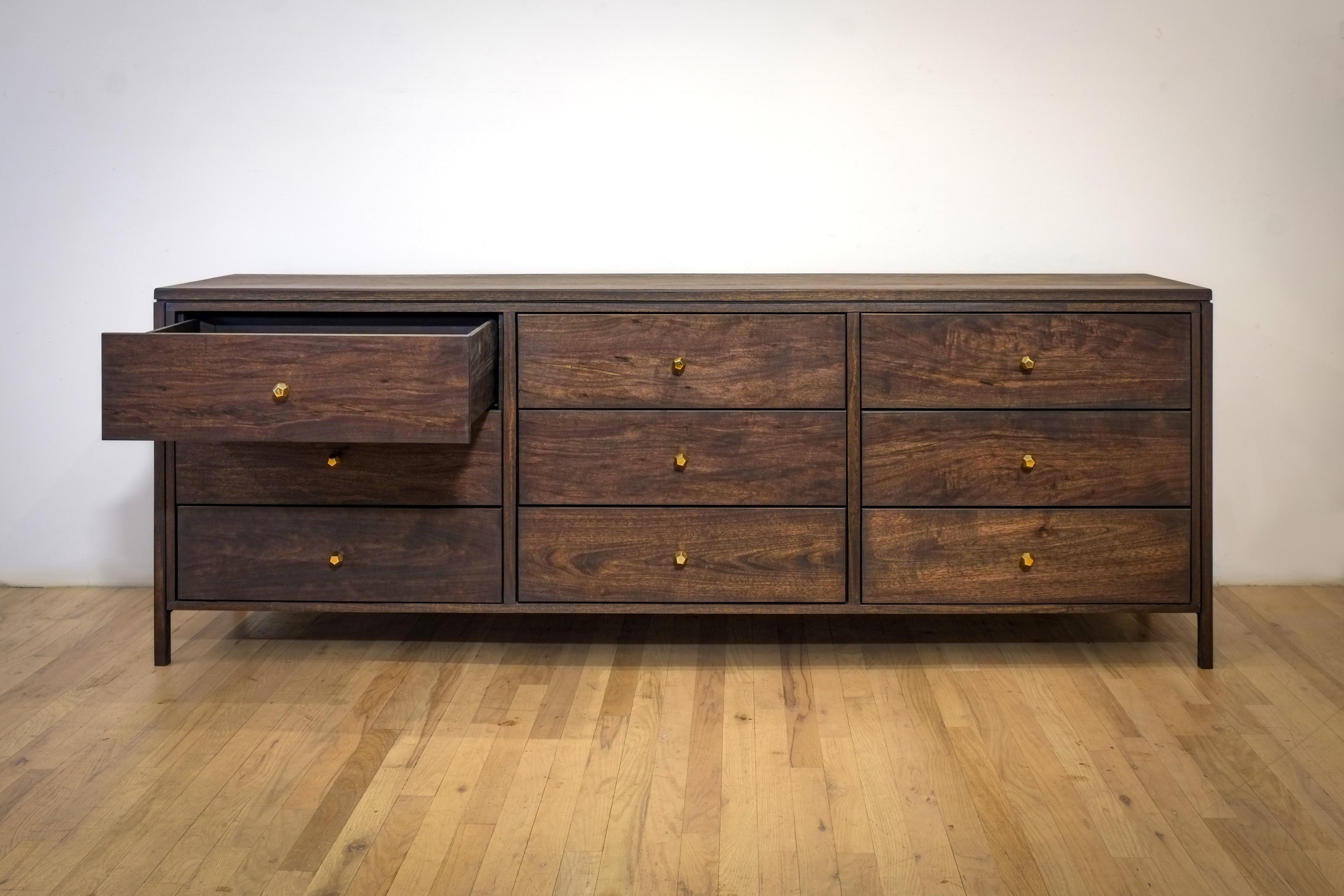 https://a.1stdibscdn.com/walnut-dresser-continuous-grain-drawer-fronts-bookmatched-for-sale-picture-3/f_55692/f_390834521711909282402/Walnut_dresser2_master.jpg
