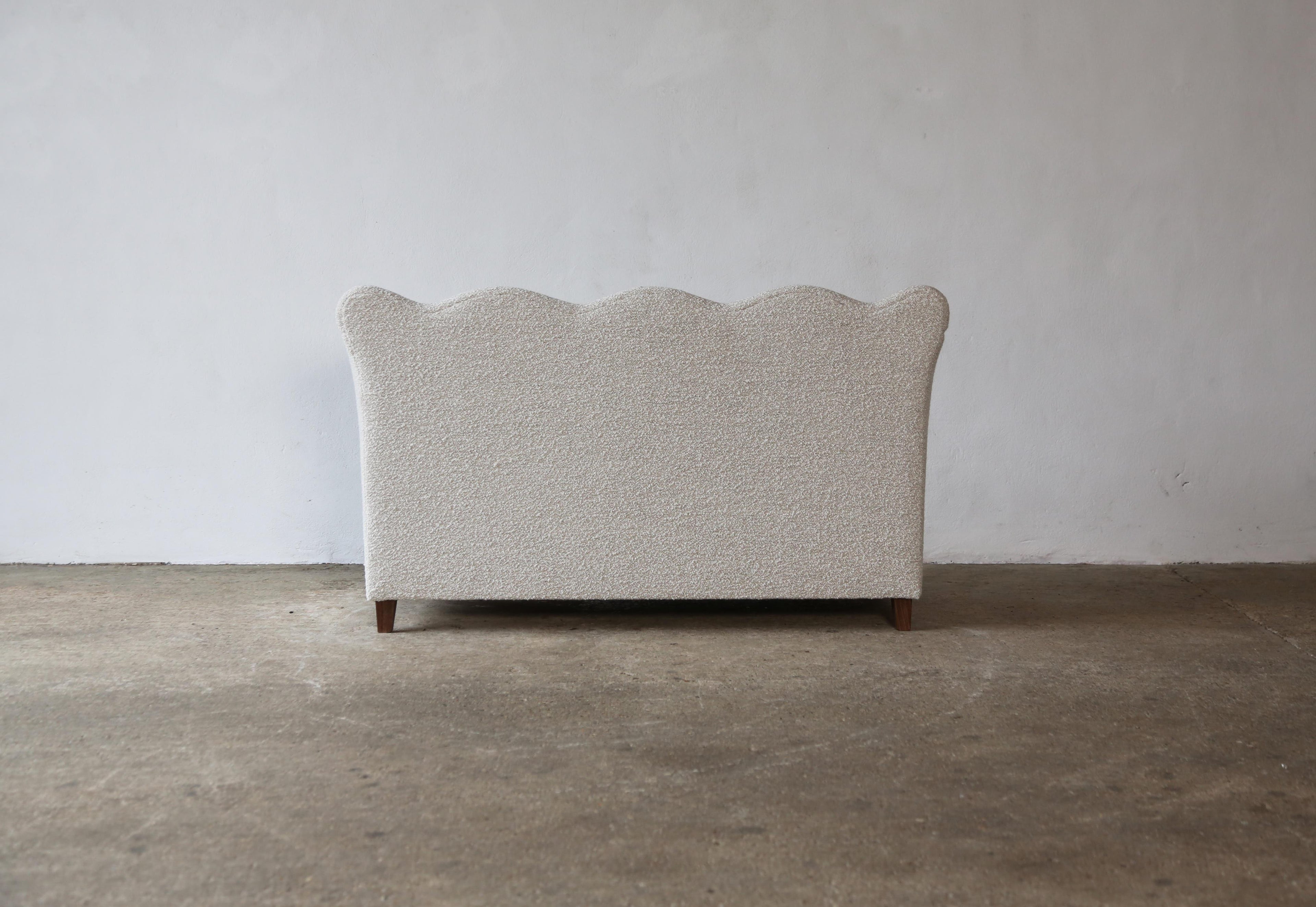 https://a.1stdibscdn.com/wavy-back-sofa-upholstered-in-lelievre-wool-boucle-for-sale-picture-11/f_22593/f_420882721730236865466/Wavy_Back_Sofa_Lelievre_Boucle_2_24_10_master.jpg