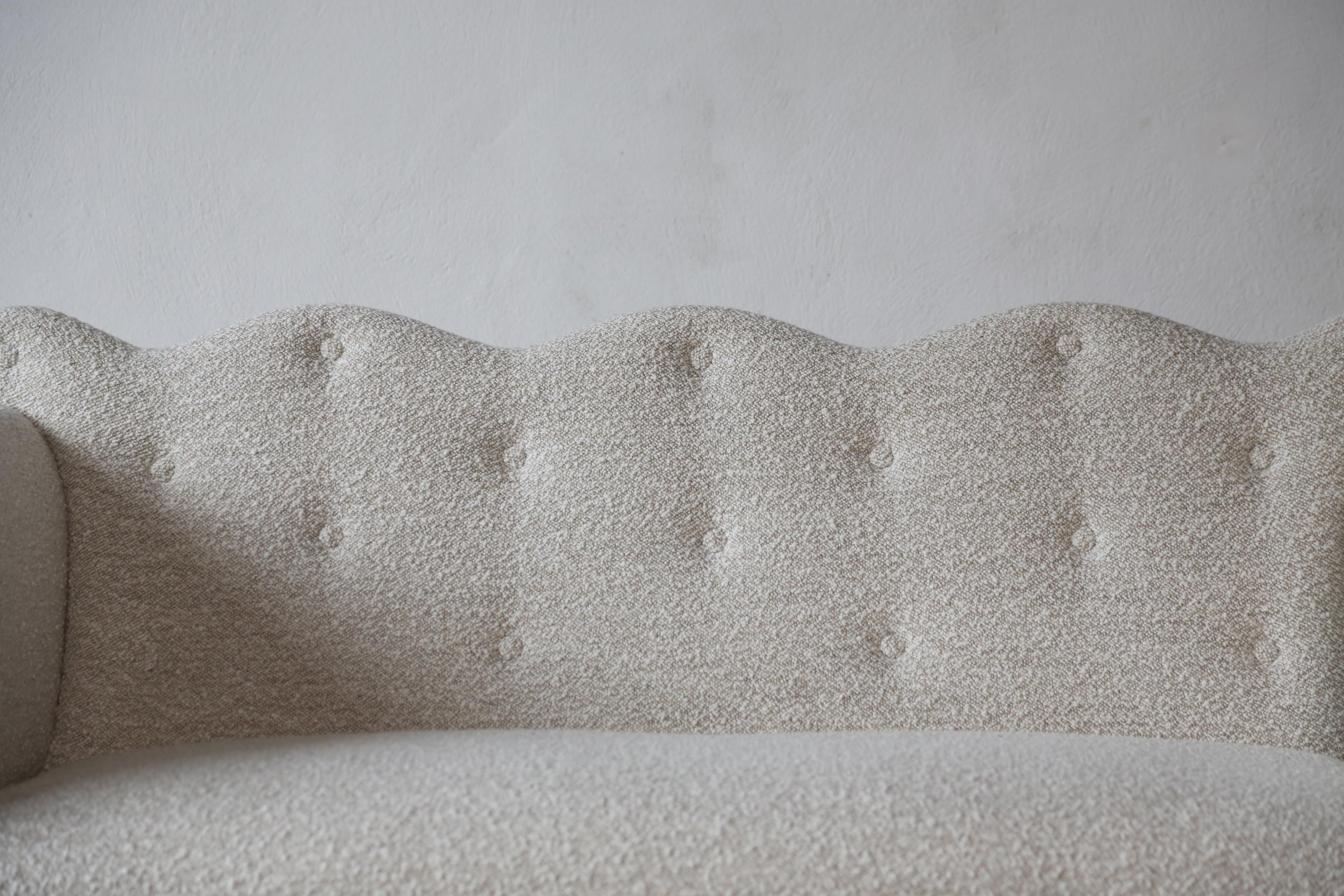 https://a.1stdibscdn.com/wavy-back-sofa-upholstered-in-lelievre-wool-boucle-for-sale-picture-4/f_22593/f_420882721730236858838/Wavy_Back_Sofa_Lelievre_Boucle_2_24_2_master.jpg