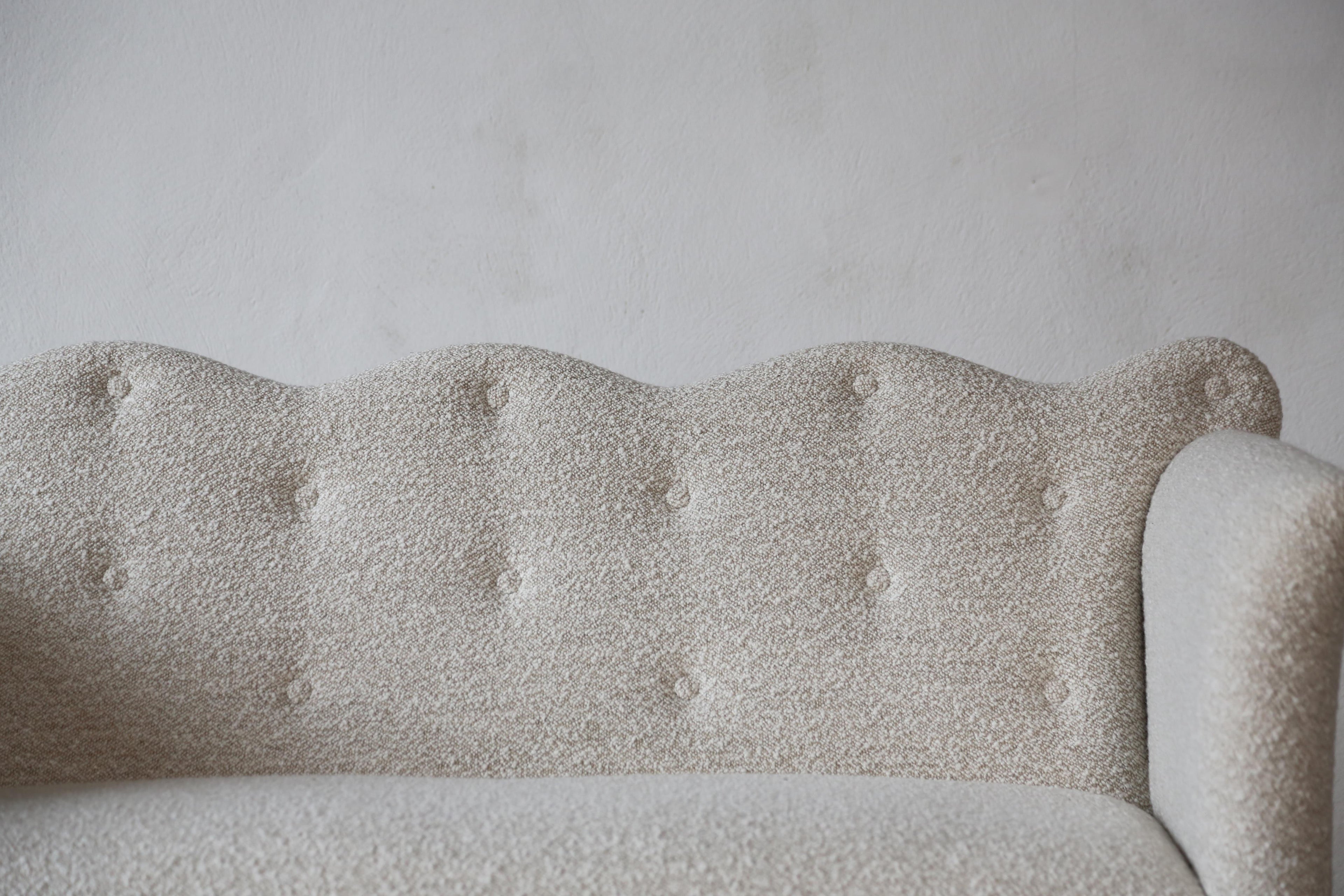 https://a.1stdibscdn.com/wavy-back-sofa-upholstered-in-lelievre-wool-boucle-for-sale-picture-5/f_22593/f_420882721730236859822/Wavy_Back_Sofa_Lelievre_Boucle_2_24_3_master.jpg
