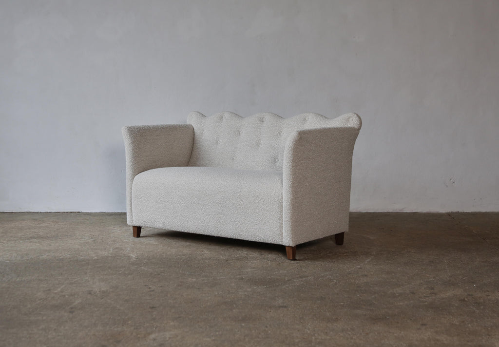 https://a.1stdibscdn.com/wavy-back-sofa-upholstered-in-lelievre-wool-boucle-for-sale-picture-6/f_22593/f_420882721730236860722/Wavy_Back_Sofa_Lelievre_Boucle_2_24_4_master.jpg
