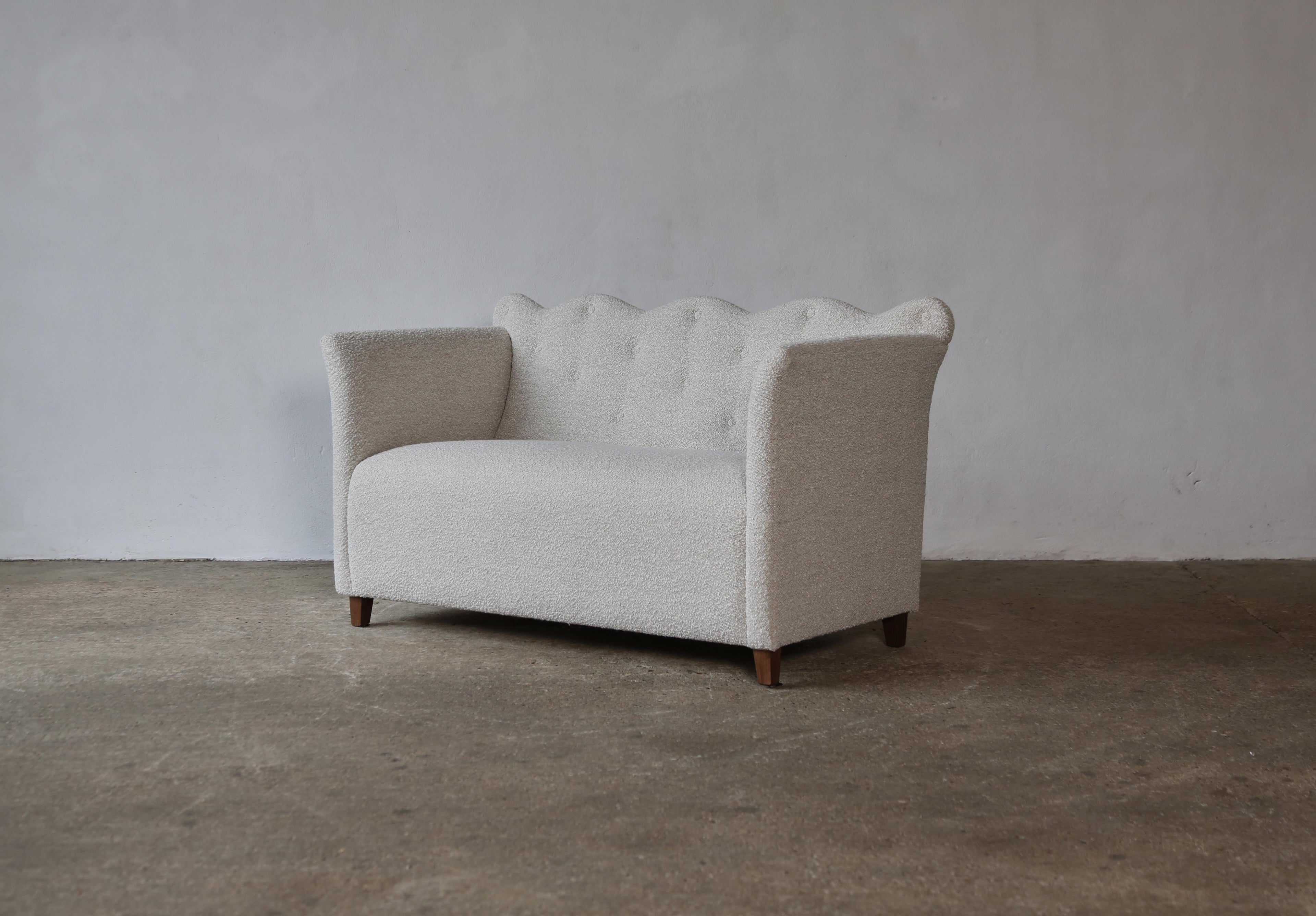 https://a.1stdibscdn.com/wavy-back-sofa-upholstered-in-lelievre-wool-boucle-for-sale-picture-6/f_22593/f_420882721730236860722/Wavy_Back_Sofa_Lelievre_Boucle_2_24_4_master.jpg