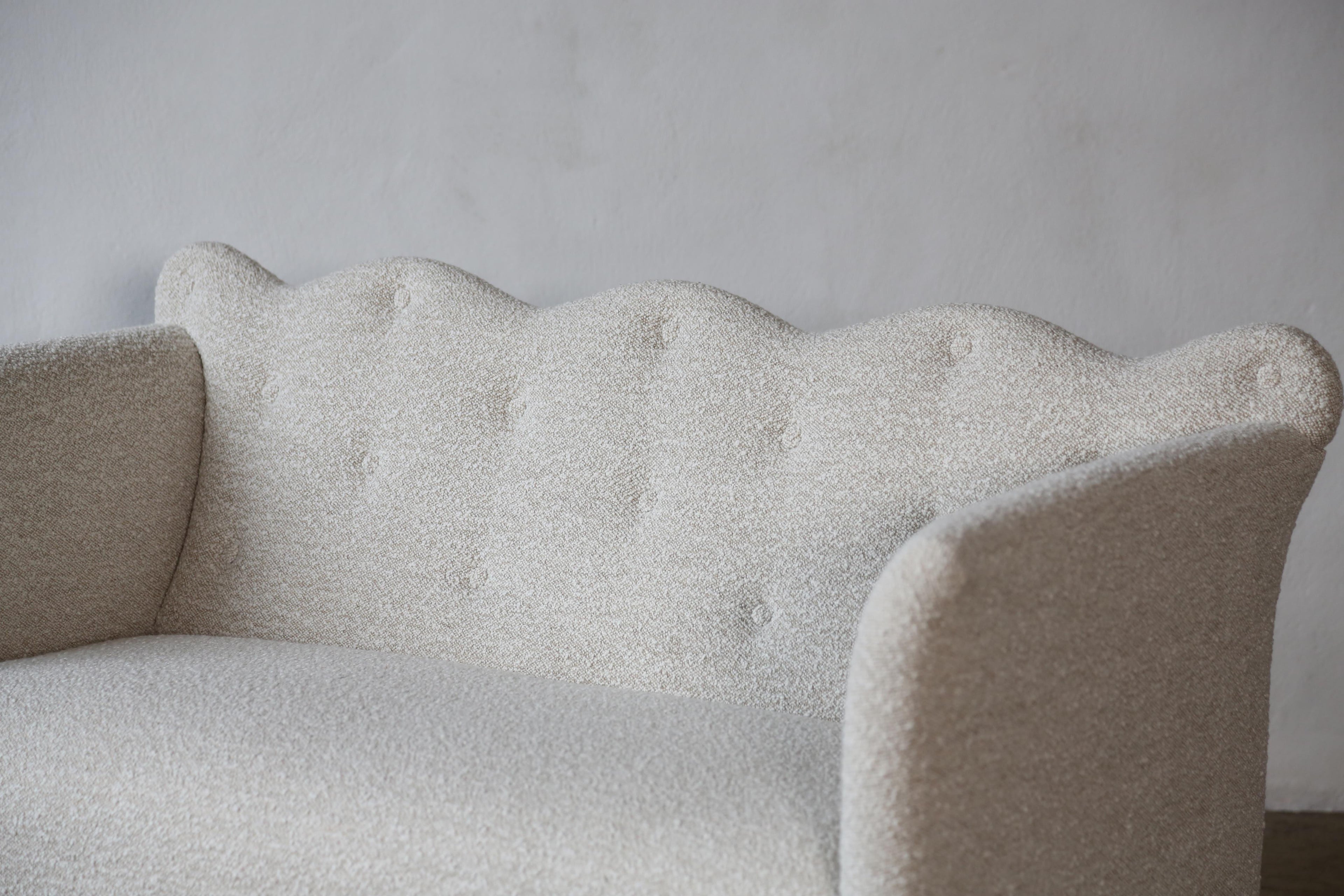 https://a.1stdibscdn.com/wavy-back-sofa-upholstered-in-lelievre-wool-boucle-for-sale-picture-7/f_22593/f_420882721730236861663/Wavy_Back_Sofa_Lelievre_Boucle_2_24_5_master.jpg