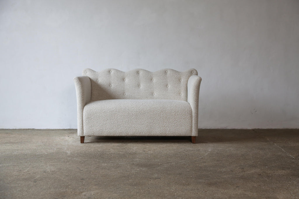 https://a.1stdibscdn.com/wavy-back-sofa-upholstered-in-lelievre-wool-boucle-for-sale-picture-2/f_22593/f_420882721730236856375/Wavy_Back_Sofa_Lelievre_Boucle_2_24_master.jpg