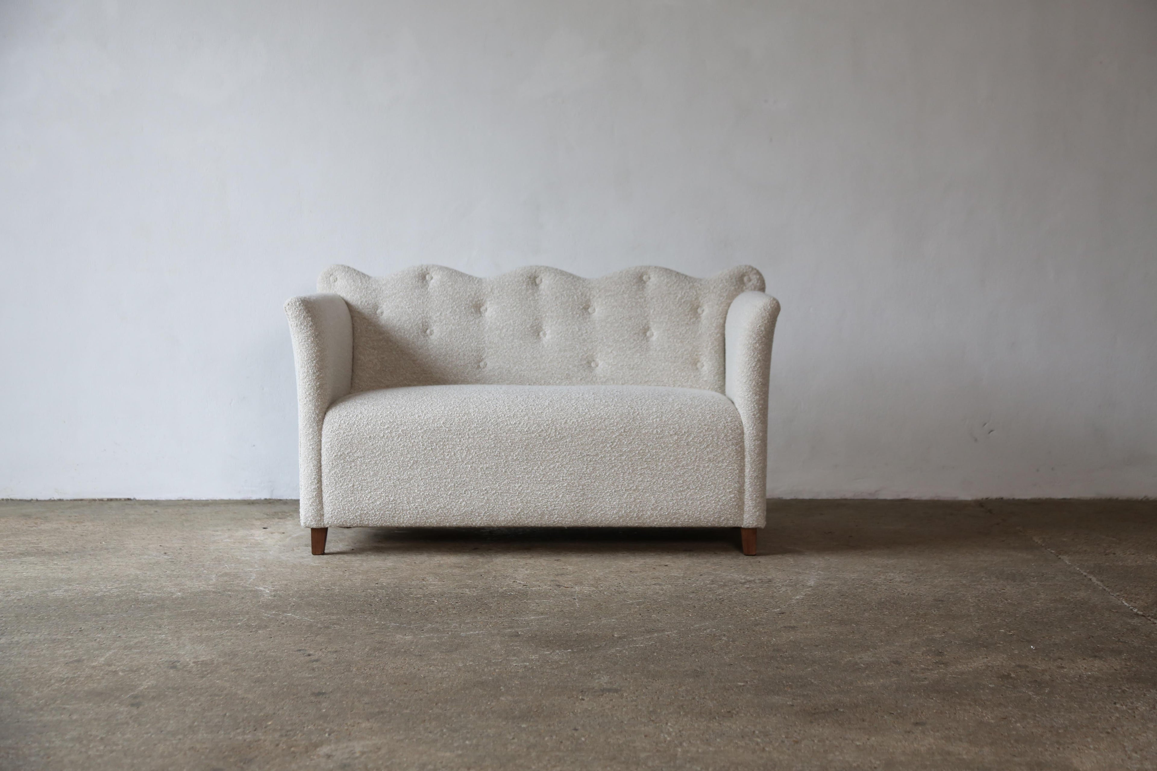 https://a.1stdibscdn.com/wavy-back-sofa-upholstered-in-lelievre-wool-boucle-for-sale-picture-2/f_22593/f_420882721730236856375/Wavy_Back_Sofa_Lelievre_Boucle_2_24_master.jpg