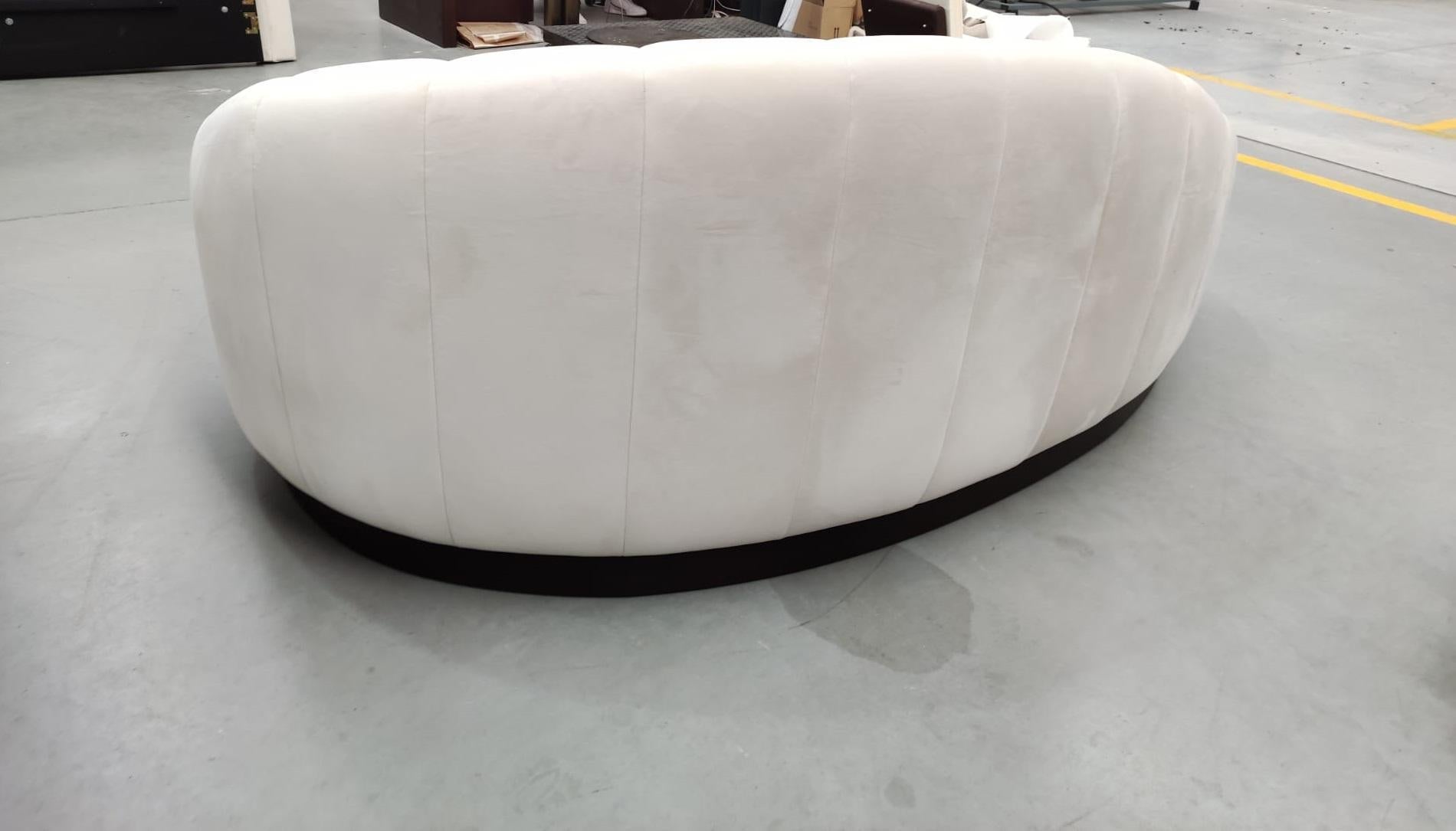 https://a.1stdibscdn.com/hollywood-regency-style-sofa-with-curved-silhouette-by-mondo-design-studio-for-sale-picture-3/f_27693/f_474353921762556125108/WhatsApp_Image_2022_07_08_at_17_23_58_1__master.jpeg