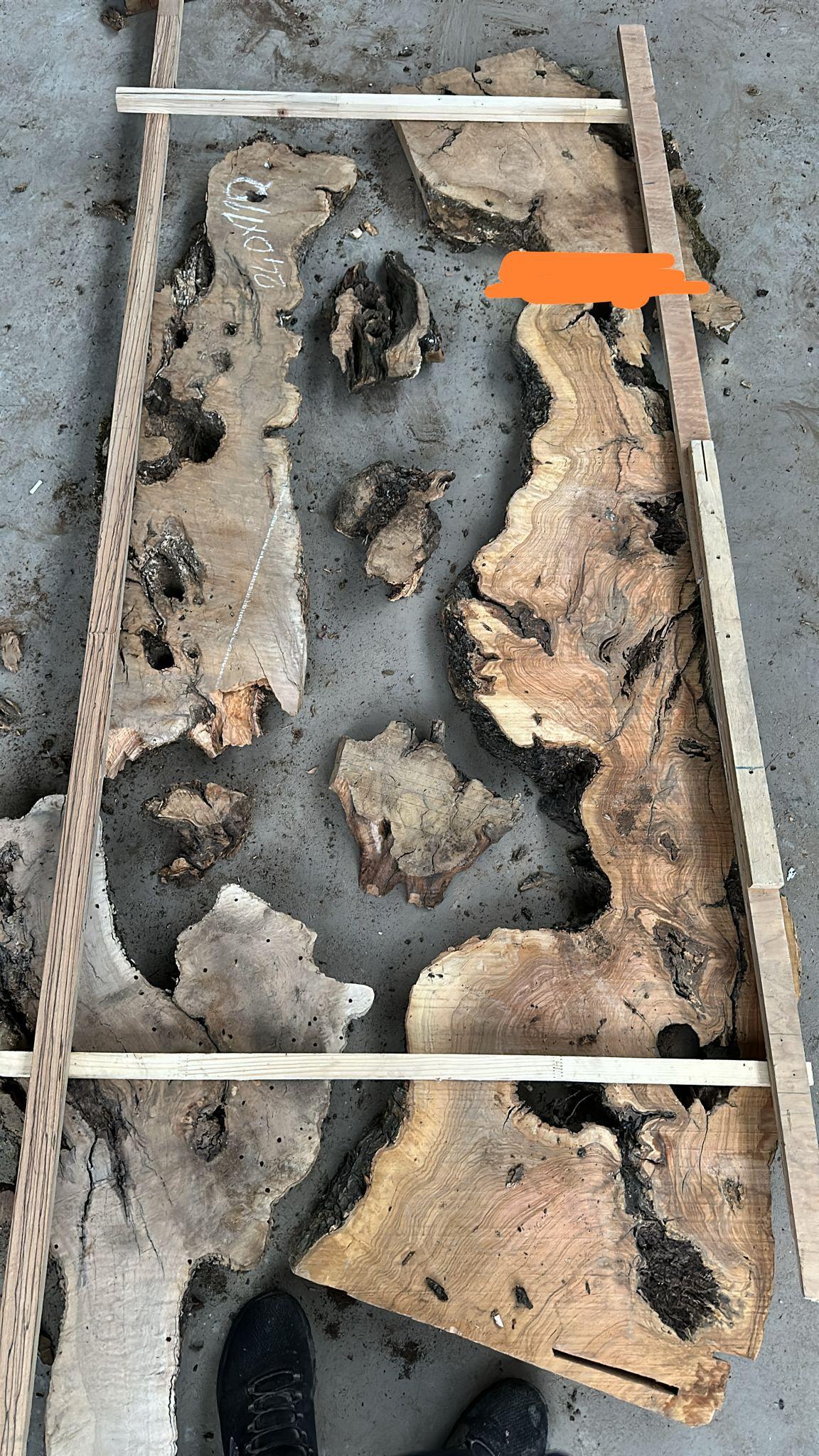 https://a.1stdibscdn.com/aluminium-casting-legs-with-olive-wood-crystal-clear-epoxy-resin-dining-table-for-sale-picture-7/f_91932/f_495752221775652608873/WhatsApp_Image_2023_12_08_at_17_01_27_master.jpeg
