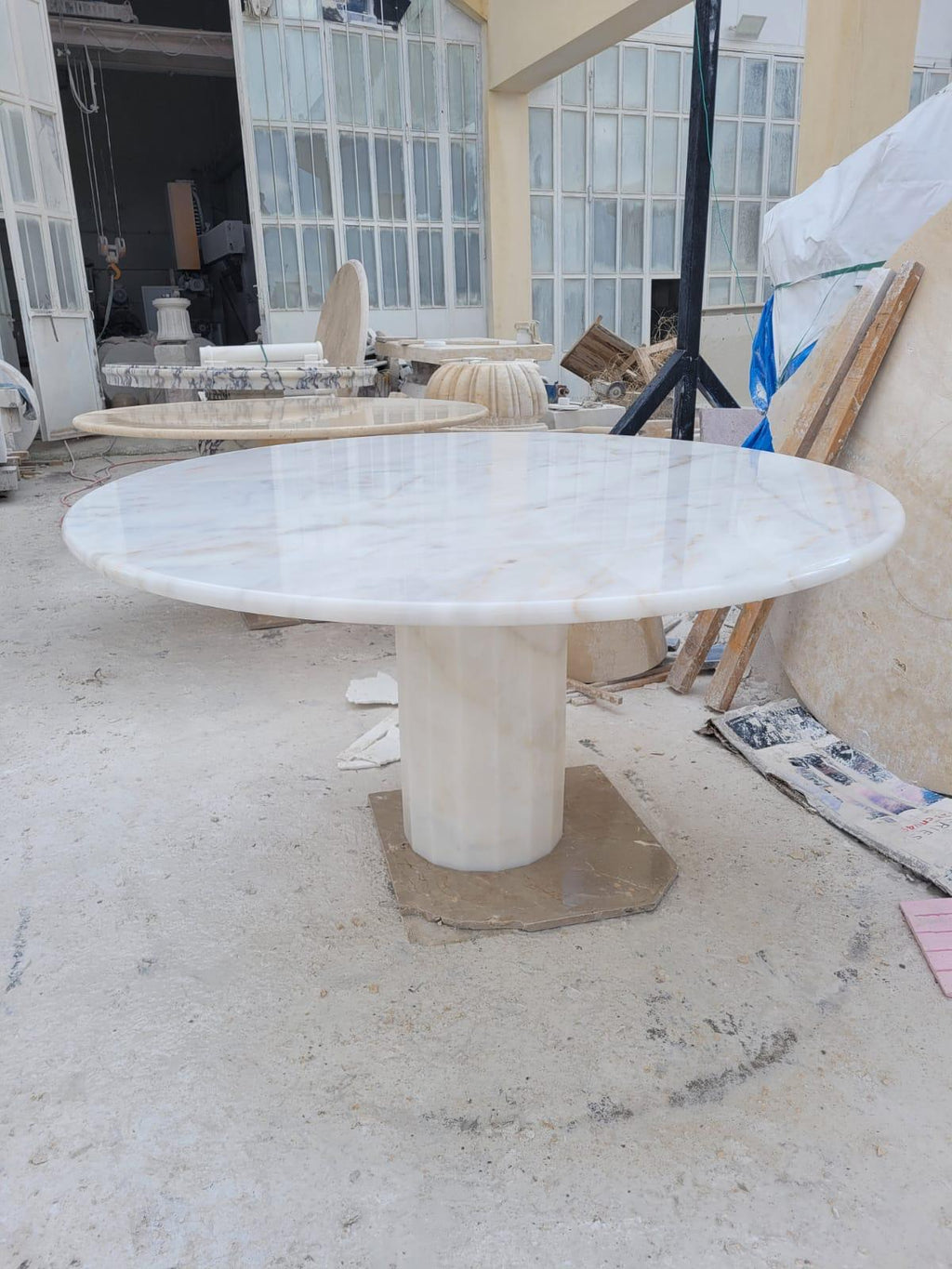 https://a.1stdibscdn.com/white-marble-round-dining-table-with-hexagon-base-for-sale-picture-2/f_80522/f_388914521710760787876/WhatsApp_Image_2024_03_06_at_21_15_10_master.jpeg