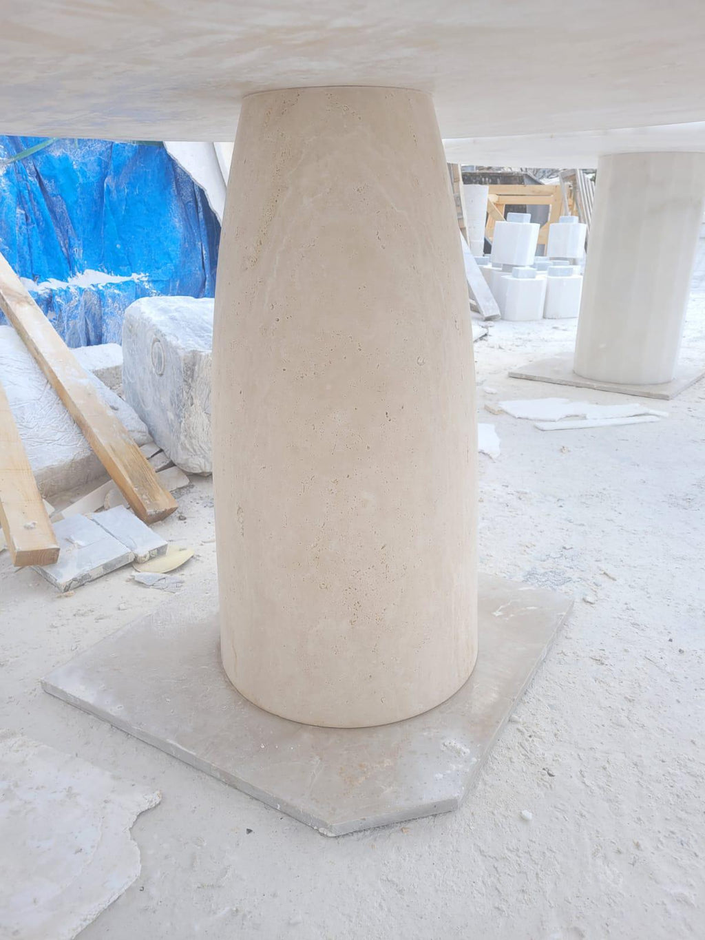 https://a.1stdibscdn.com/cream-travertine-round-dining-table-in-the-style-of-1970-angelo-mangiarotti-for-sale-picture-4/f_80522/f_387595821710050927284/WhatsApp_Image_2024_03_08_at_18_10_40_master.jpeg