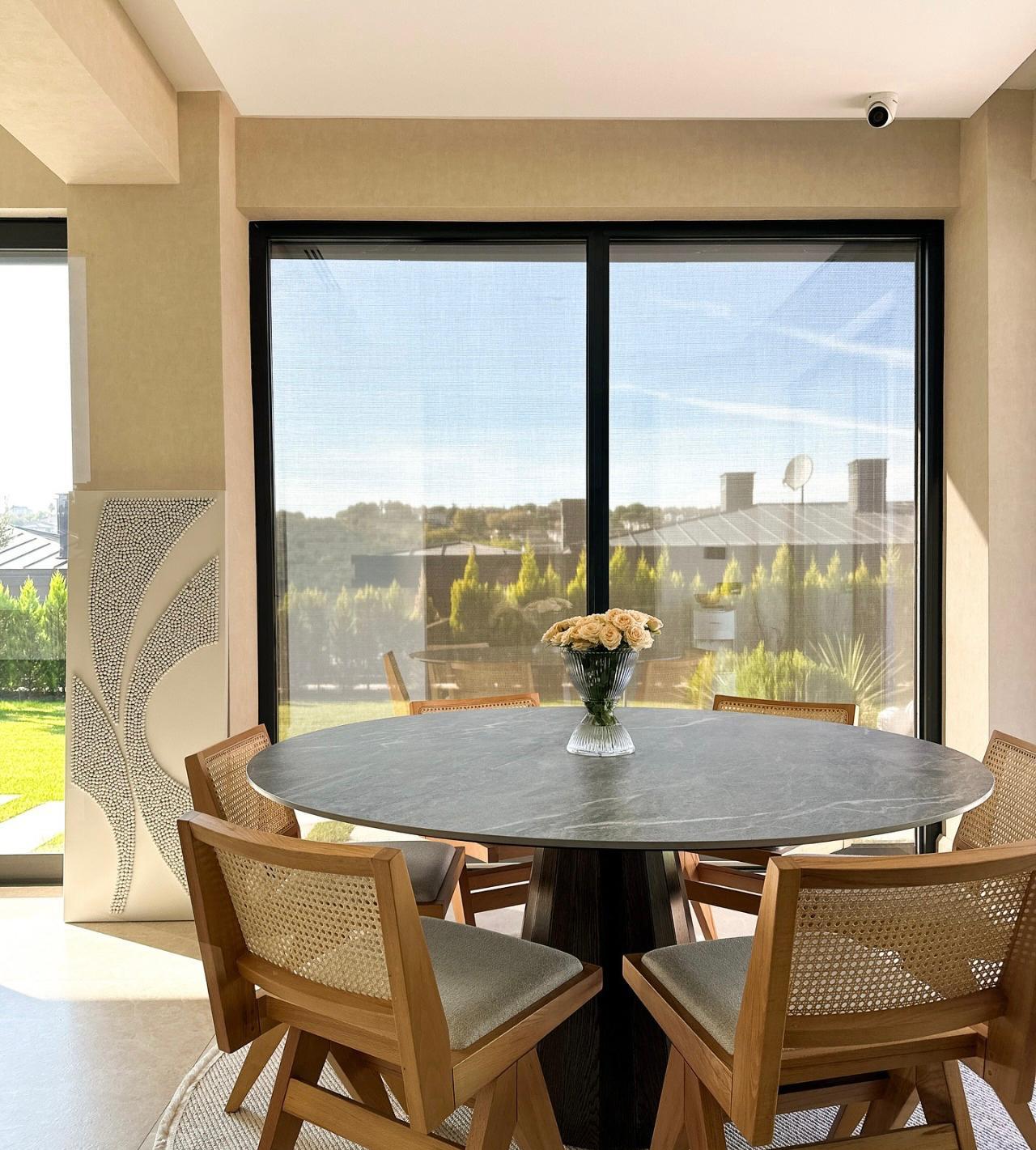 https://a.1stdibscdn.com/blue-porcelain-dining-table-marble-dining-room-table-custom-marble-table-for-sale-picture-8/f_91932/f_424184921732265767278/WhatsApp_Image_2024_11_22_at_11_48_47_master.jpeg