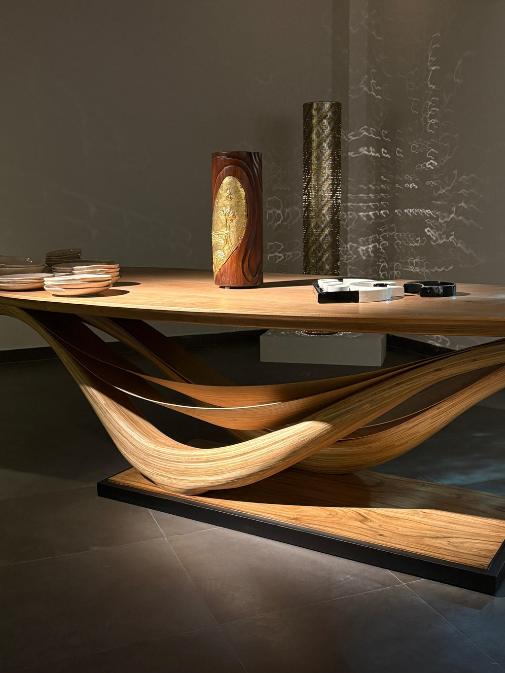 https://a.1stdibscdn.com/dining-table-no-3-fluentum-series-bent-red-oak-wood-by-raka-studio-for-sale-picture-3/f_54112/f_434239121738348796625/WhatsApp_Image_2025_01_22_at_9_09_00_PM_master.jpeg