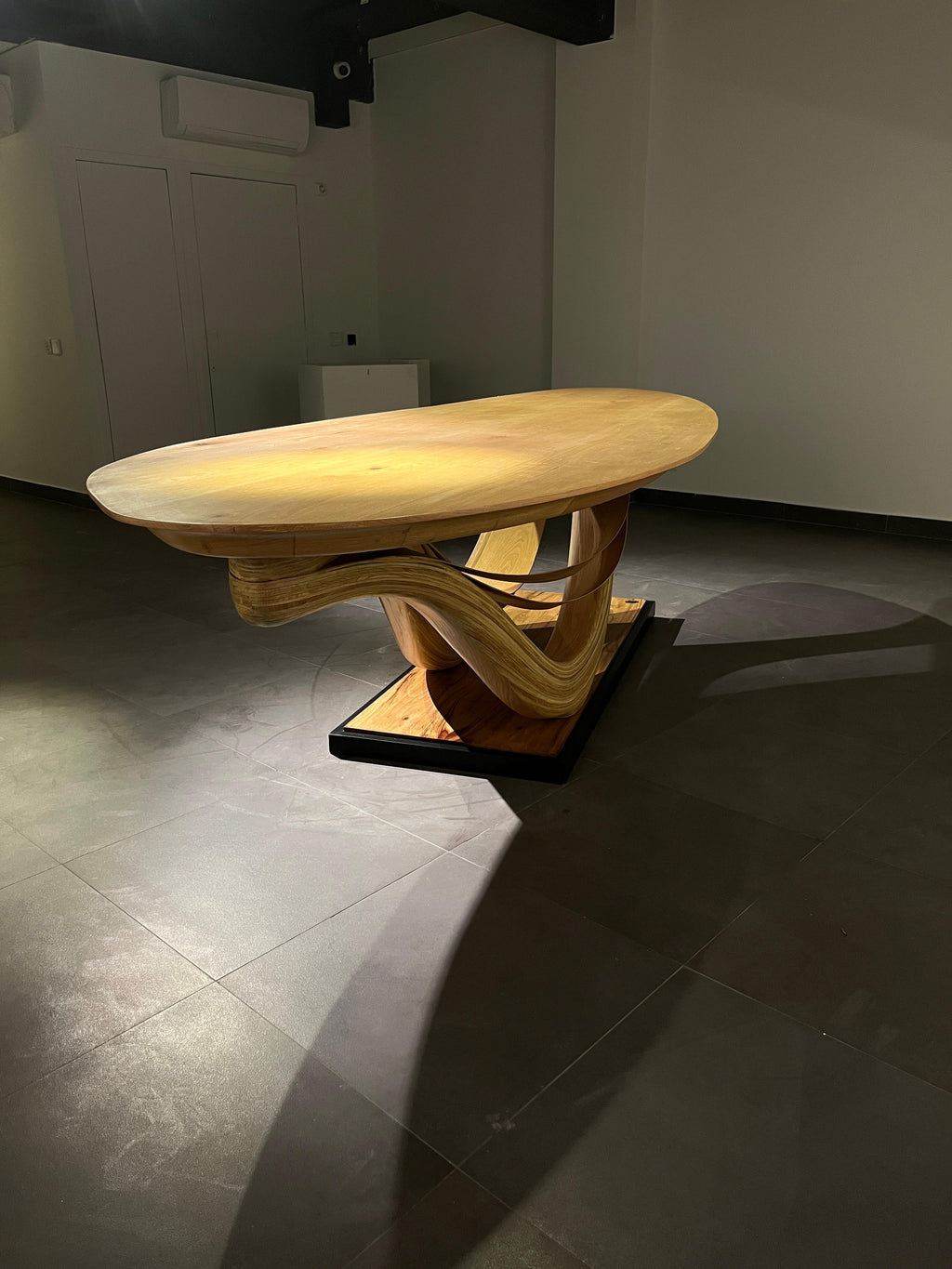 https://a.1stdibscdn.com/dining-table-no-3-fluentum-series-bent-red-oak-wood-by-raka-studio-for-sale-picture-13/f_54112/f_434239121738348796779/WhatsApp_Image_2025_01_31_at_10_34_52_PM_master.jpeg