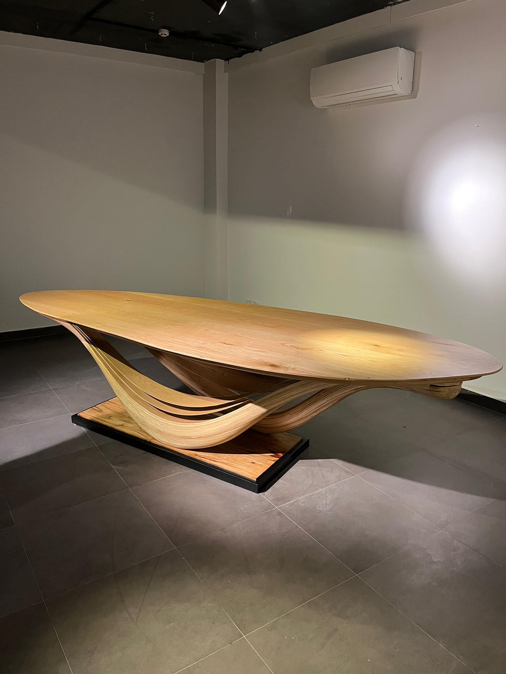 https://a.1stdibscdn.com/dining-table-no-3-fluentum-series-bent-red-oak-wood-by-raka-studio-for-sale-picture-5/f_54112/f_434239121738348801040/WhatsApp_Image_2025_01_31_at_10_35_36_PM_master.jpeg