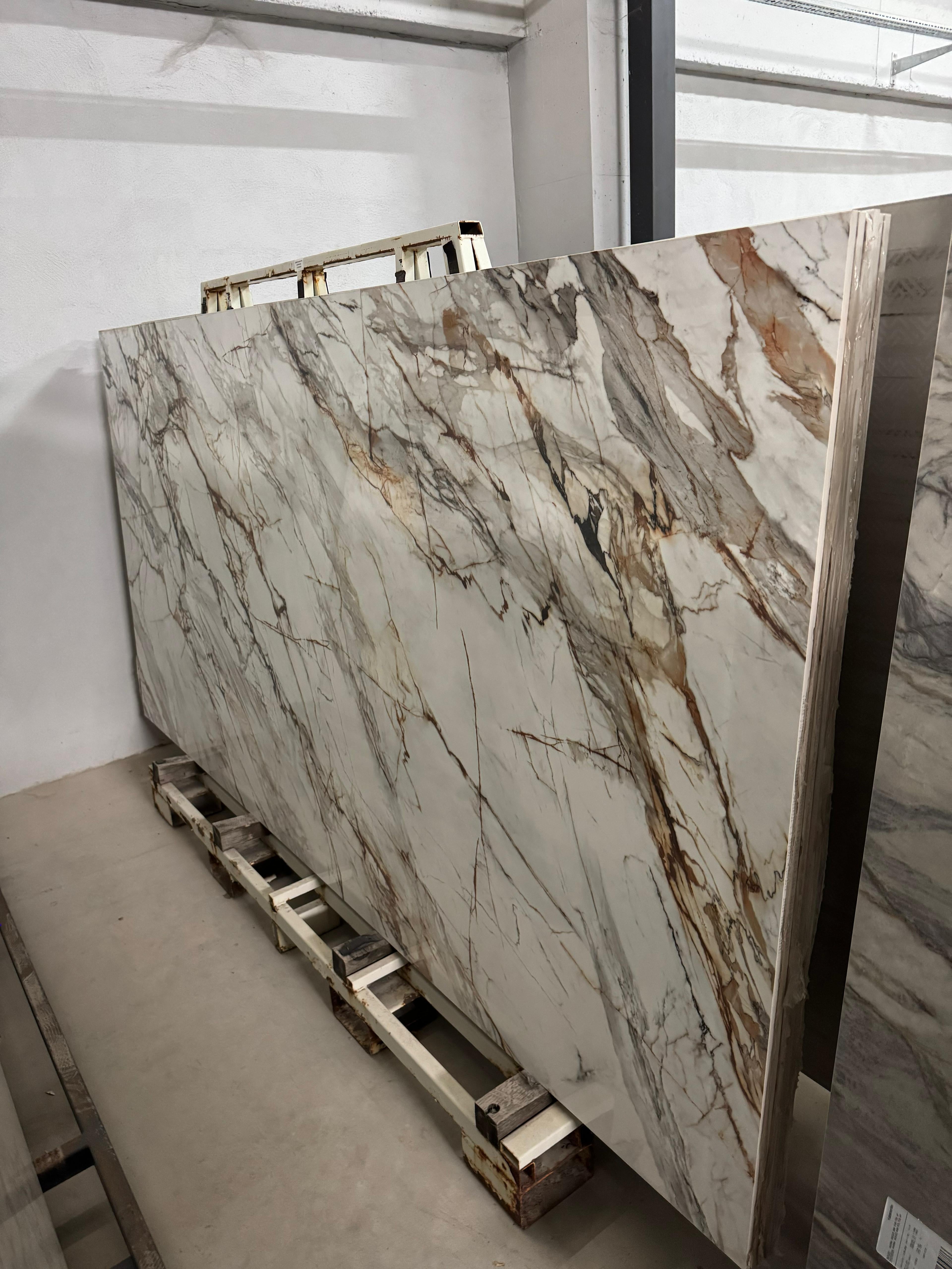 https://a.1stdibscdn.com/calacatta-square-coffee-table-marble-center-coffee-table-calacatta-marble-for-sale-picture-6/f_91932/f_450547021747403585945/WhatsApp_Image_2025_05_16_at_11_15_32_master.jpeg
