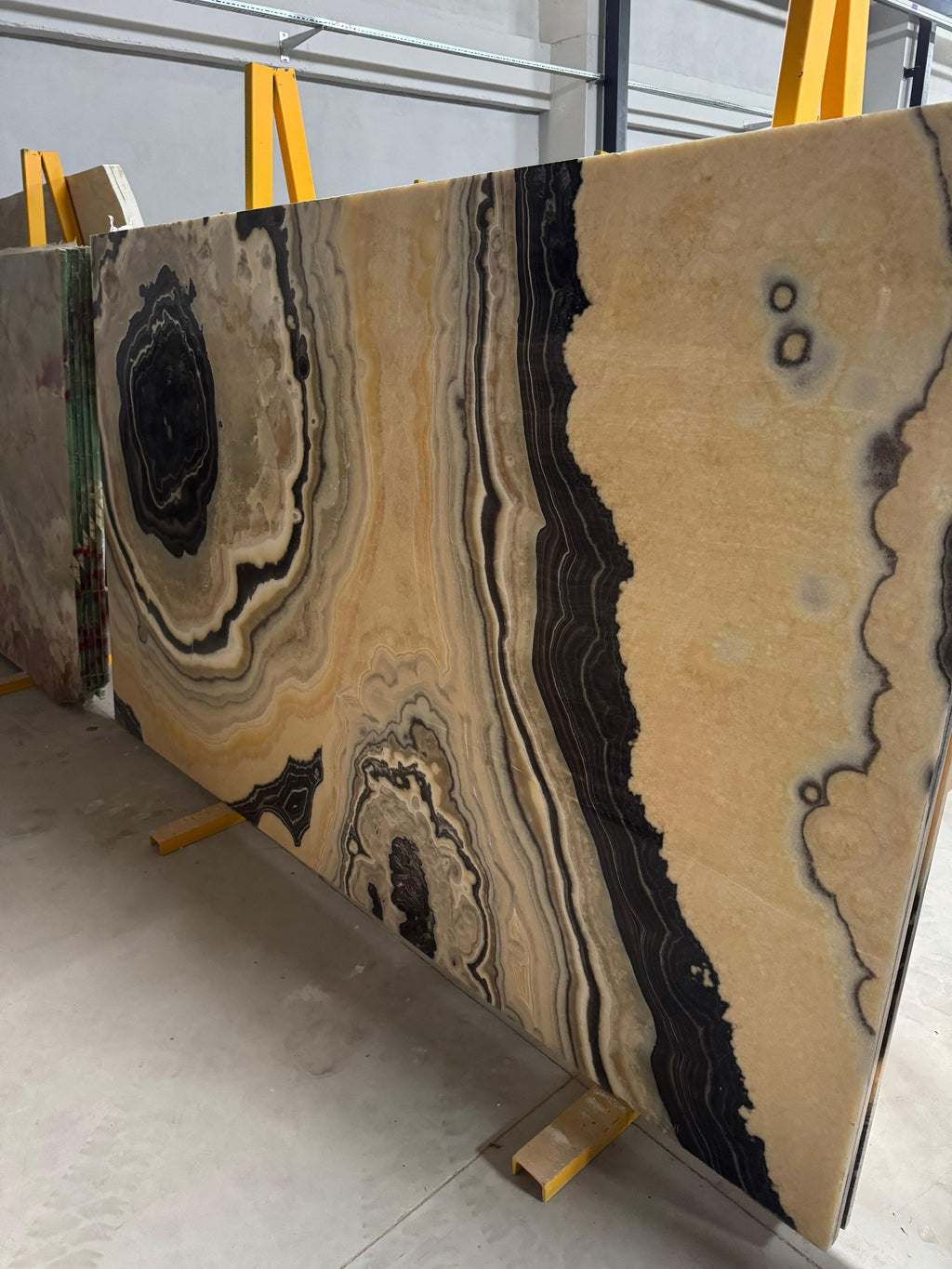 https://a.1stdibscdn.com/calacatta-square-coffee-table-marble-center-coffee-table-calacatta-marble-for-sale-picture-7/f_91932/f_450547021747403585933/WhatsApp_Image_2025_05_16_at_11_15_35_1__master.jpeg