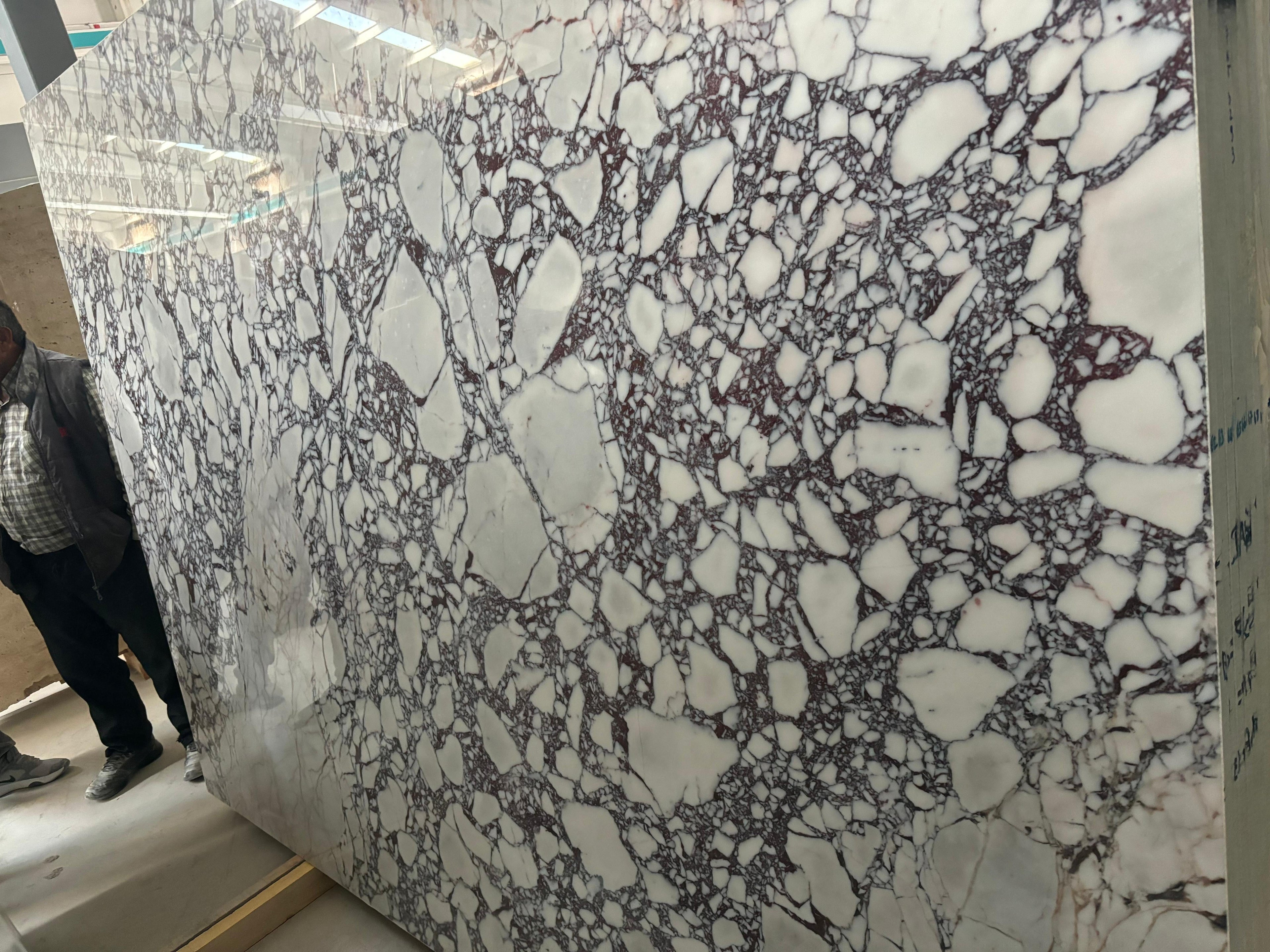 https://a.1stdibscdn.com/italian-calacatta-viola-stone-marble-handmade-living-room-coffee-table-for-sale-picture-3/f_91932/f_454243821749733435080/WhatsApp_Image_2025_05_16_at_17_42_07_3__master.jpeg