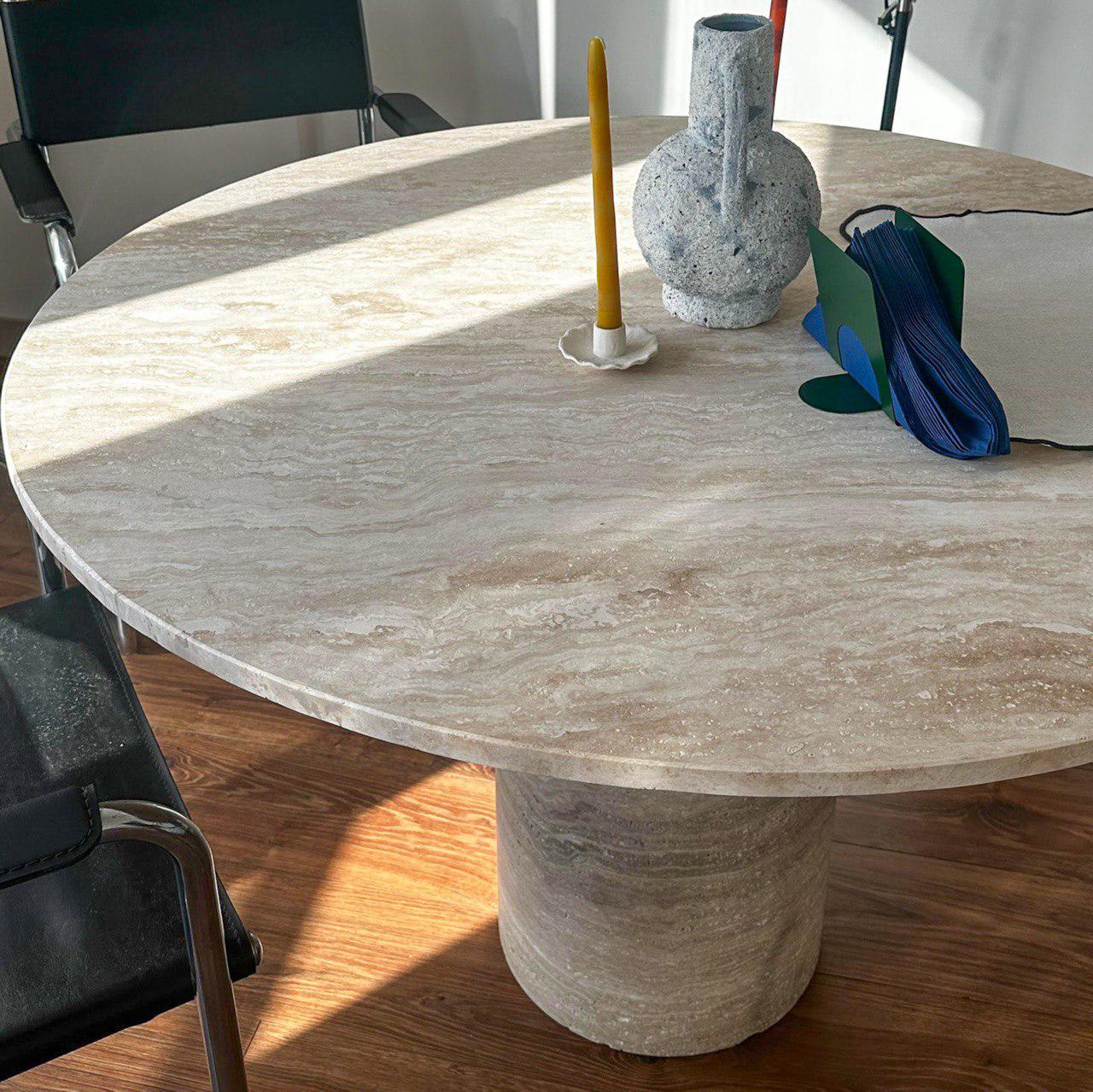 https://a.1stdibscdn.com/travertine-round-dining-table-for-kitchen-or-dining-room-natural-stone-table-for-sale-picture-9/f_91932/f_459233821753093546600/WhatsApp_Image_2025_05_30_at_17_43_42_master.jpeg