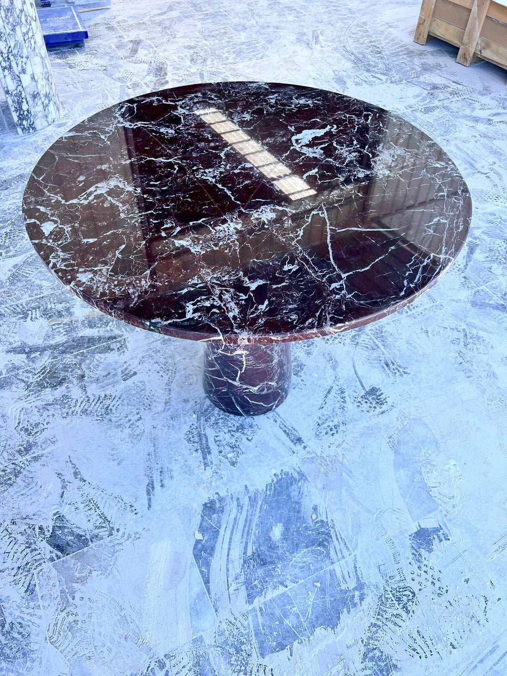 https://a.1stdibscdn.com/modern-rosso-levanto-marble-dining-table-handmade-italy-marble-table-for-sale-picture-2/f_91932/f_457927521752052799388/WhatsApp_Image_2025_06_25_at_14_53_51_1__master.jpeg