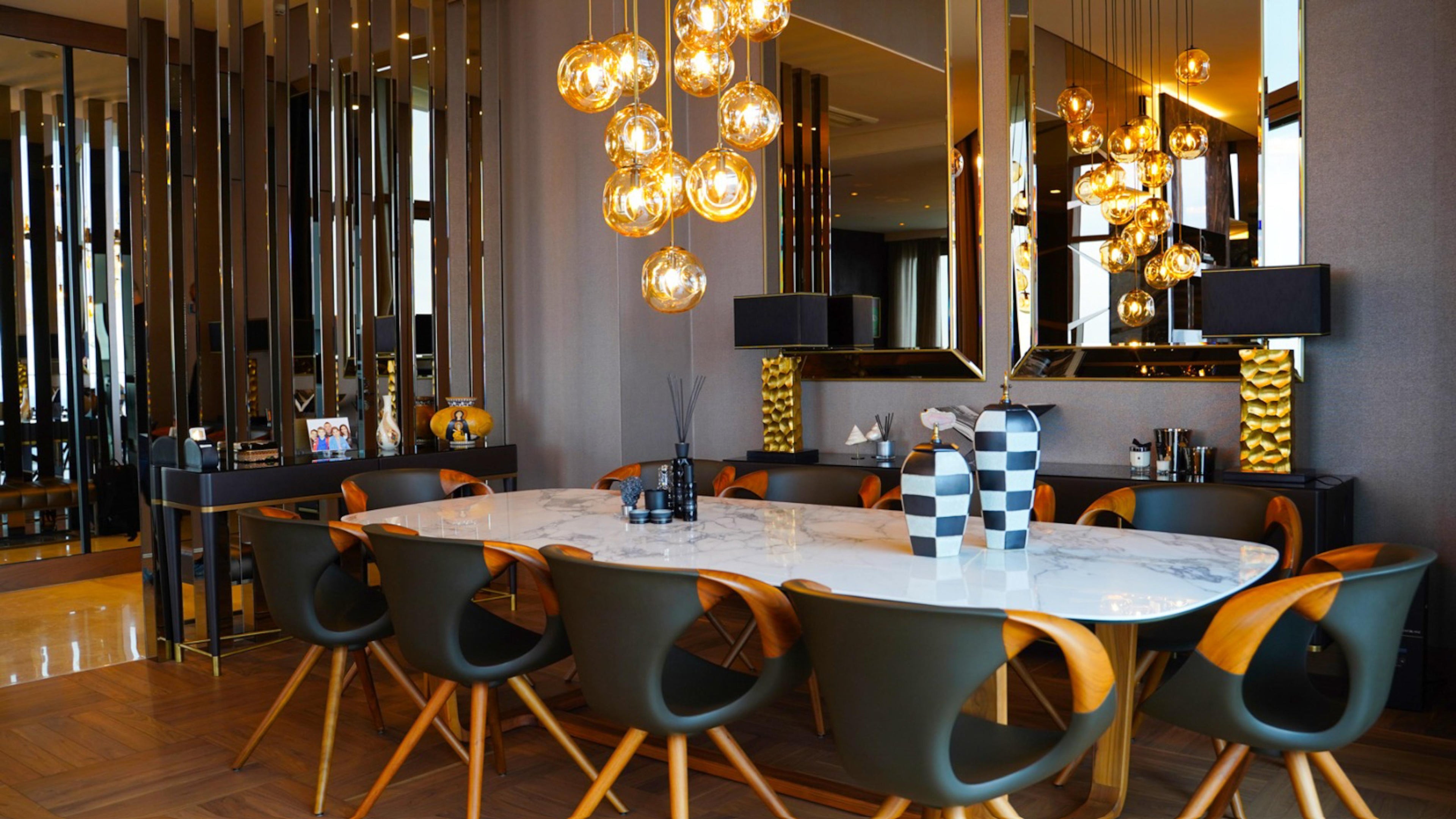 https://a.1stdibscdn.com/italian-carrara-white-marble-table-with-wooden-base-custom-marble-table-for-sale-picture-4/f_91932/f_460442821753692784151/WhatsApp_Image_2025_07_28_at_11_50_20_master.jpeg