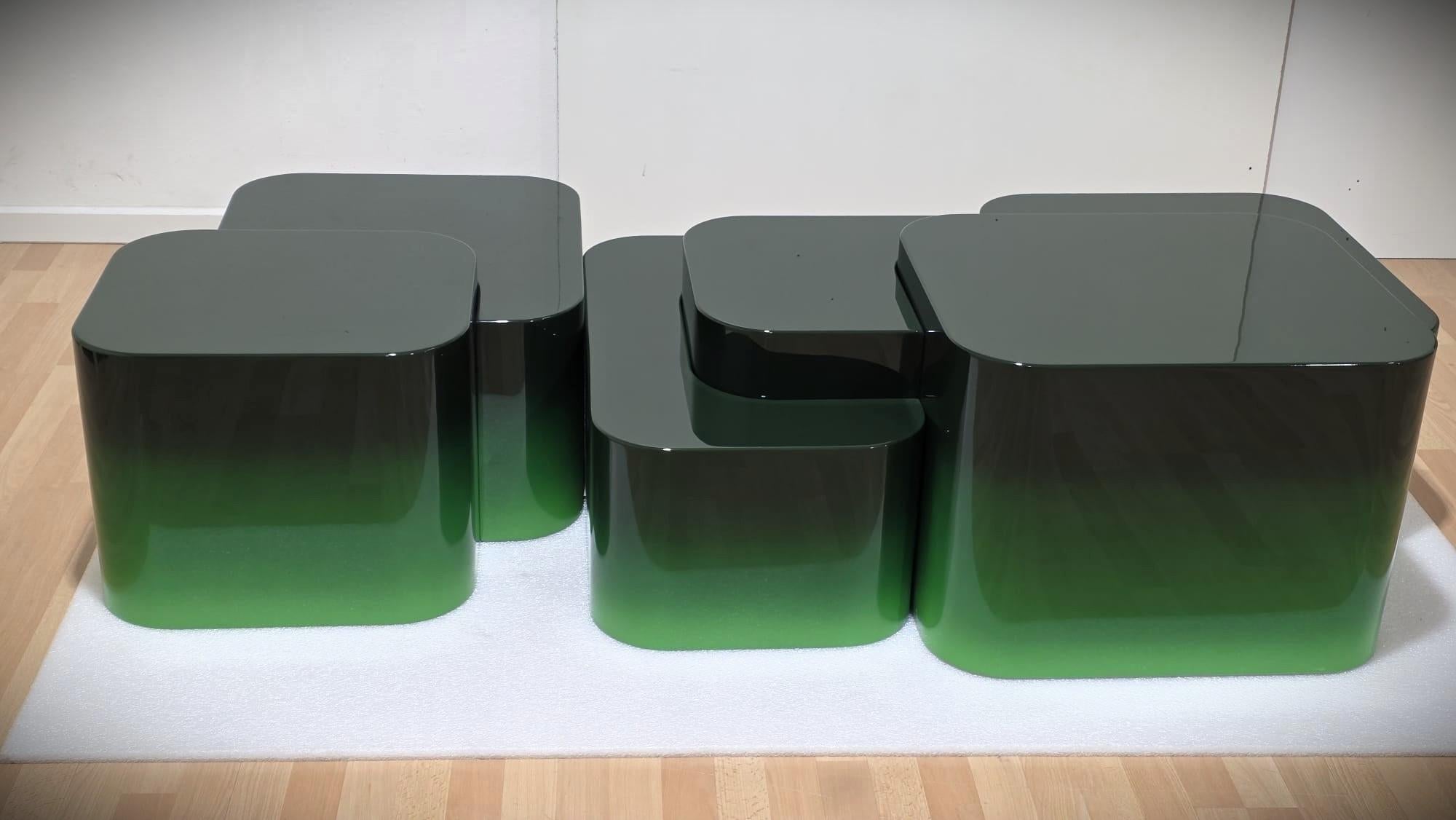 https://a.1stdibscdn.com/platea-green-horizon-coffee-table-hand-polished-gradient-lacquer-sidani-design-for-sale-picture-4/f_27693/f_479466921765409613142/WhatsApp_Image_2025_11_21_at_17_53_24_5__master.jpg