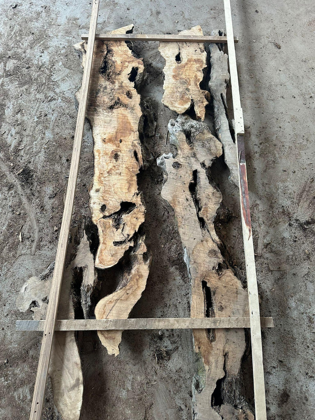 https://a.1stdibscdn.com/handcrafted-live-edge-olive-wood-crystal-clear-epoxy-resin-dining-table-for-sale-picture-10/f_91932/f_483140321768394197617/WhatsApp_Image_2026_01_14_at_15_35_29_2__master.jpeg