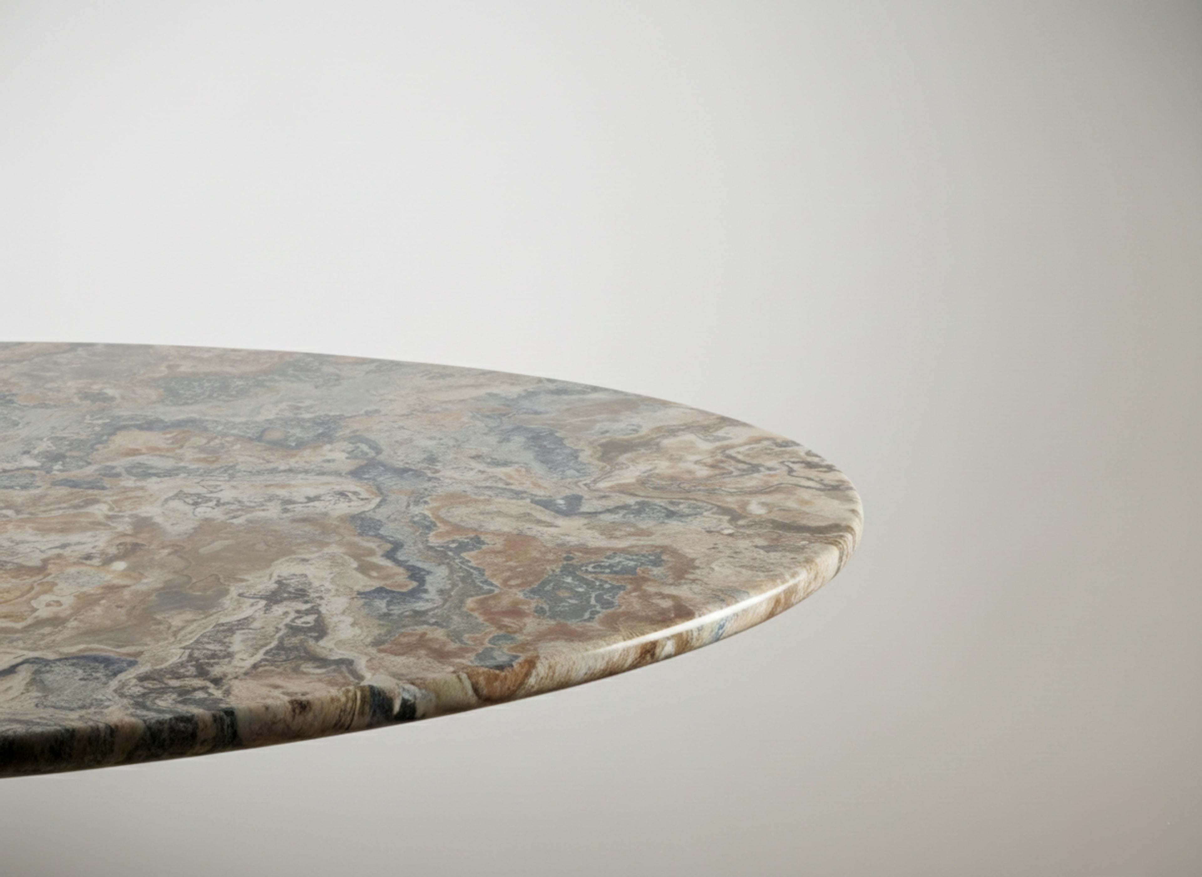 https://a.1stdibscdn.com/customizable-brown-onyx-marble-dining-table-with-fluted-base-for-sale-picture-5/f_91932/f_488300621771242818497/WhatsApp_Image_2026_02_16_at_14_27_42_3__master.jpeg