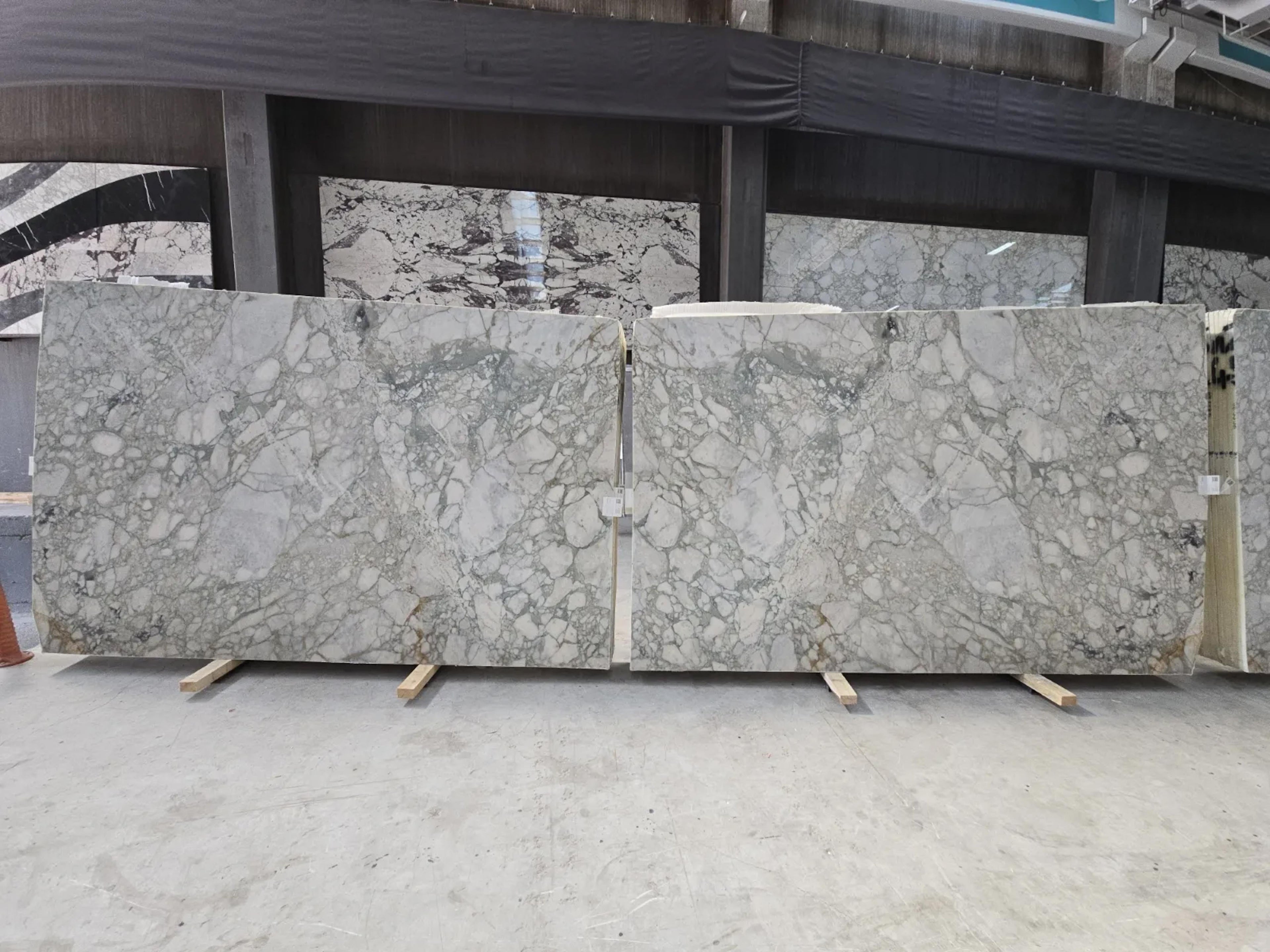 https://a.1stdibscdn.com/calacatta-green-marble-dining-table-fluted-marble-customizable-table-for-sale-picture-6/f_91932/f_492773321773841977487/WhatsApp_Image_2026_03_18_at_16_48_18_3__master.jpeg