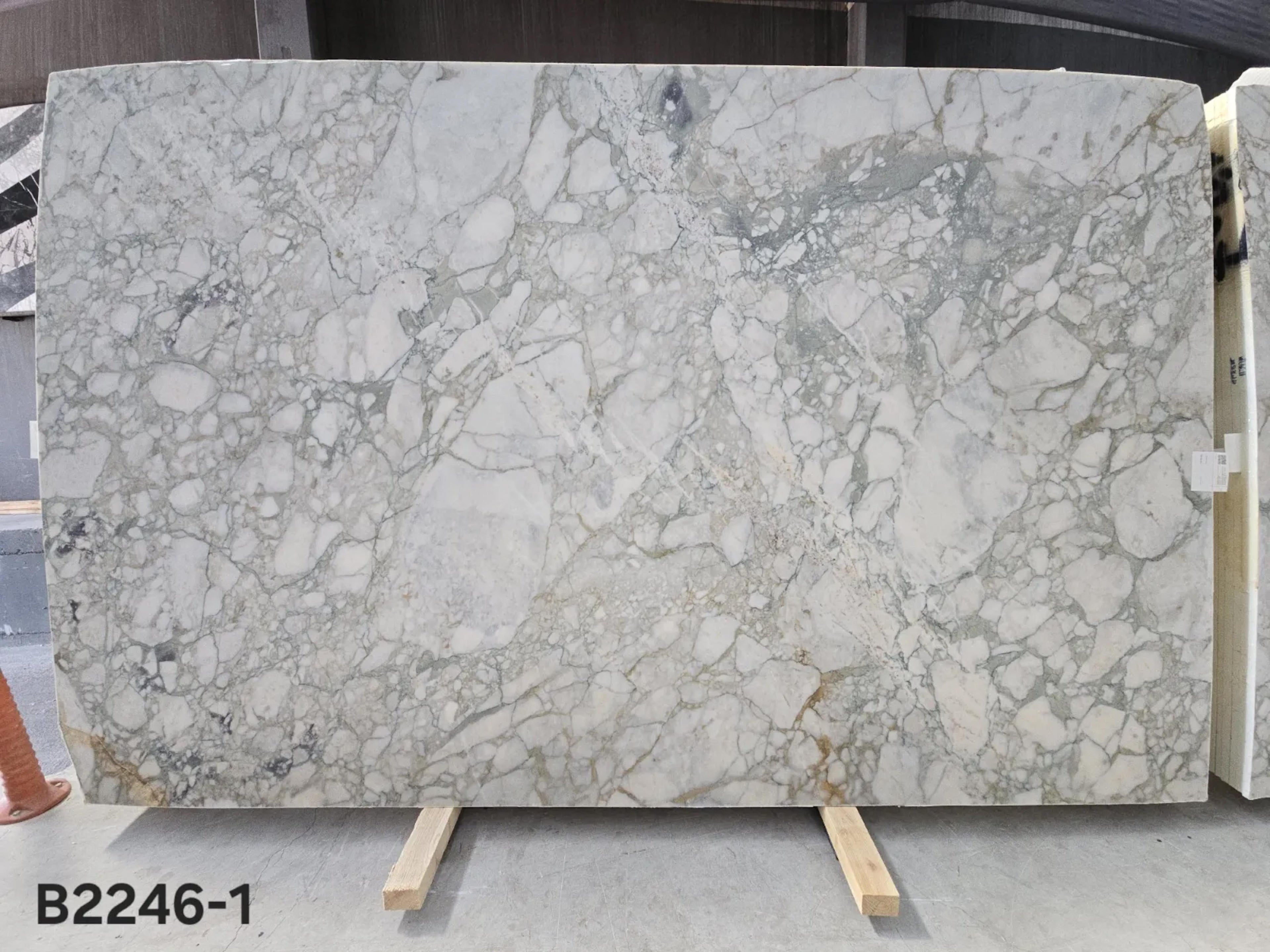 https://a.1stdibscdn.com/calacatta-green-marble-dining-table-fluted-marble-customizable-table-for-sale-picture-9/f_91932/f_492773321773841980231/WhatsApp_Image_2026_03_18_at_16_48_18_6__master.jpeg