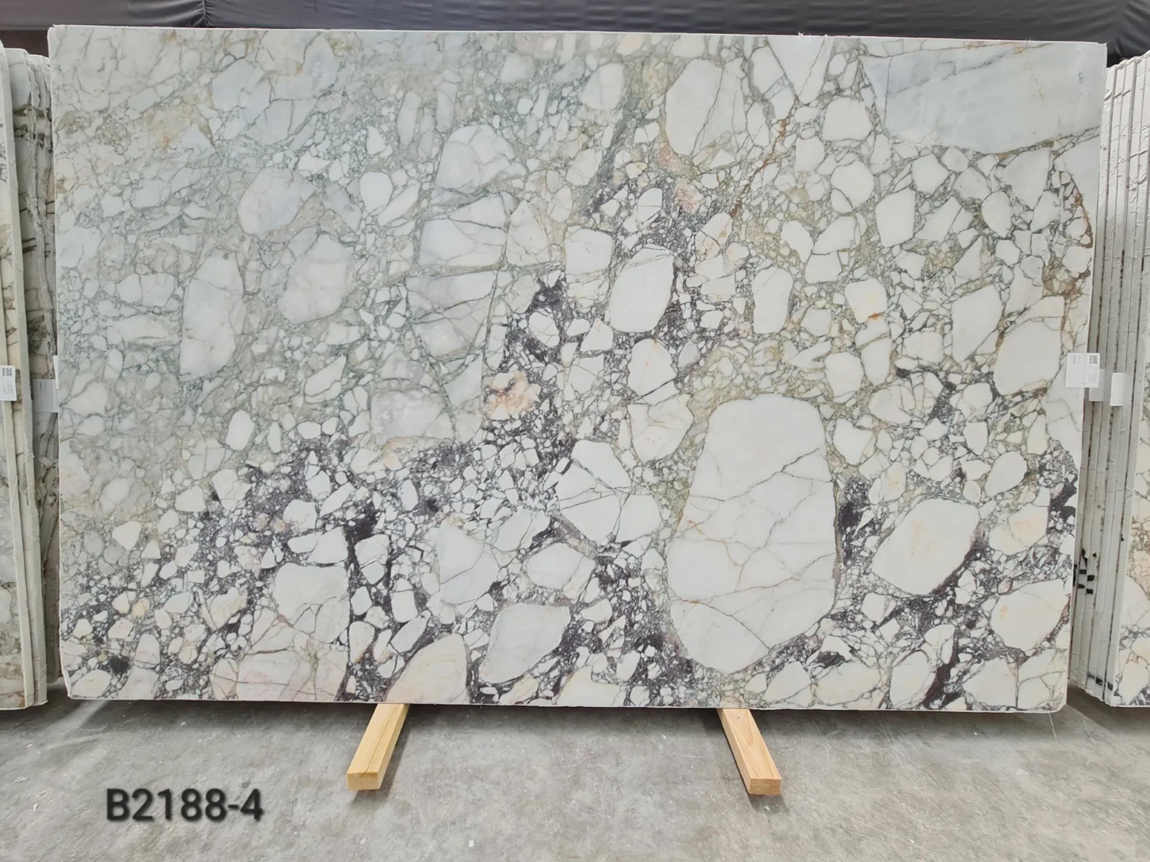 https://a.1stdibscdn.com/calacatta-green-marble-dining-table-fluted-marble-customizable-table-for-sale-picture-10/f_91932/f_492773321773841980281/WhatsApp_Image_2026_03_18_at_16_48_18_master.jpeg