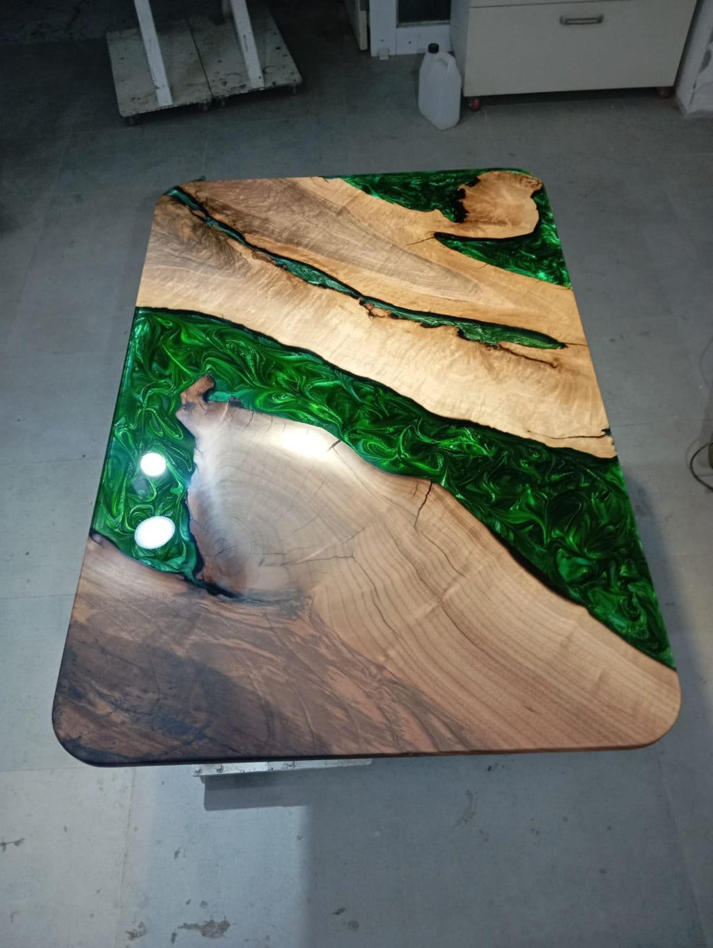 https://a.1stdibscdn.com/green-epoxy-resin-river-dining-table-solid-walnut-live-edge-wood-table-for-sale-picture-5/f_91932/f_495605021775571607368/WhatsApp_Image_2026_04_07_at_17_00_39_master.jpeg