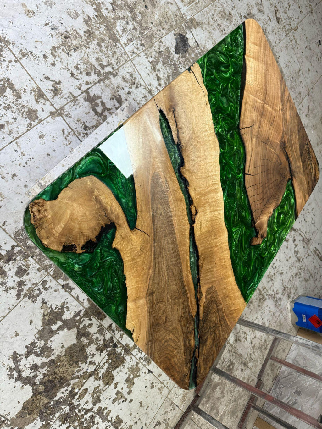 https://a.1stdibscdn.com/green-epoxy-resin-river-dining-table-solid-walnut-live-edge-wood-table-for-sale-picture-4/f_91932/f_495605021775571607908/WhatsApp_Image_2026_04_07_at_17_00_40_1__master.jpeg