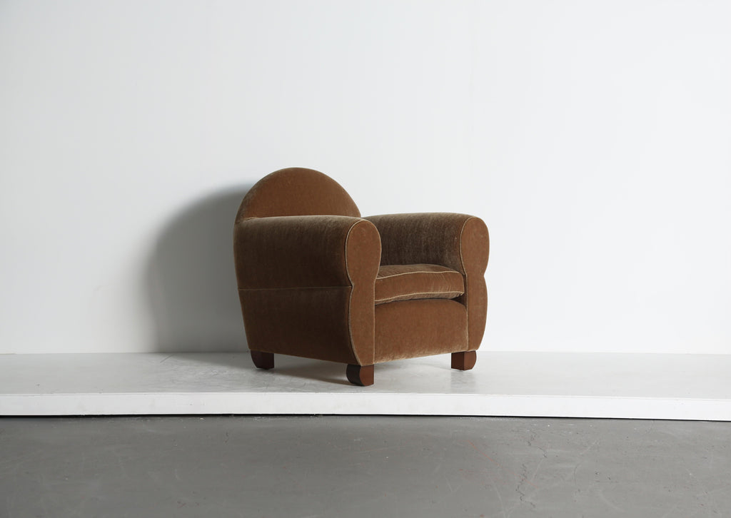 https://a.1stdibscdn.com/pair-of-curvy-arm-chairs-upholstered-in-pure-mohair-for-sale-picture-11/f_22593/f_468208321758894608083/Wonky_Club_Chairs_GB_Mohair_9_25_10_master.jpeg