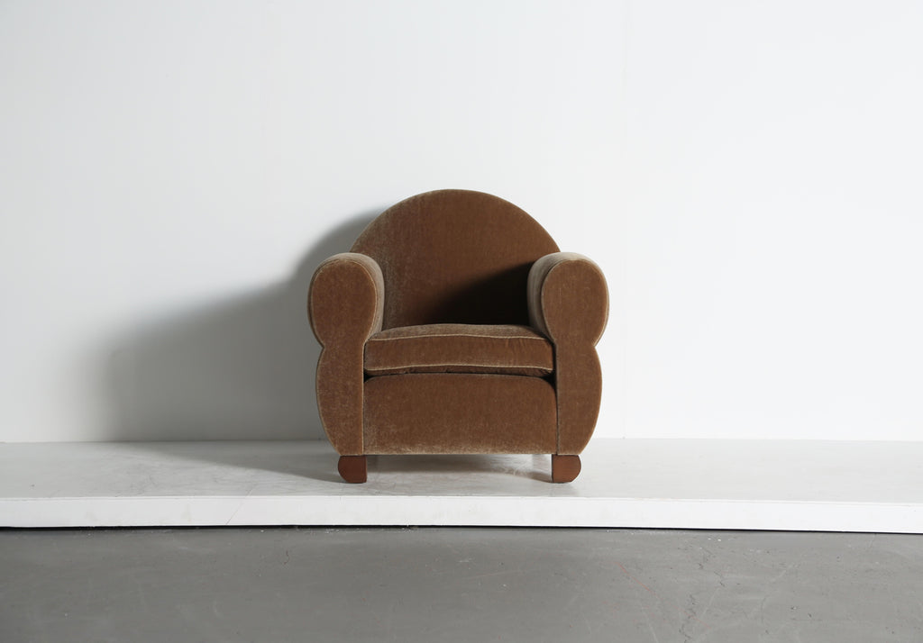 https://a.1stdibscdn.com/pair-of-curvy-arm-chairs-upholstered-in-pure-mohair-for-sale-picture-12/f_22593/f_468208321758894608079/Wonky_Club_Chairs_GB_Mohair_9_25_11_master.jpeg
