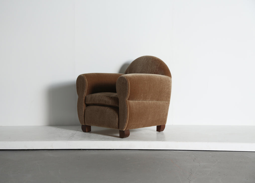 https://a.1stdibscdn.com/pair-of-curvy-arm-chairs-upholstered-in-pure-mohair-for-sale-picture-13/f_22593/f_468208321758894620488/Wonky_Club_Chairs_GB_Mohair_9_25_12_master.jpeg