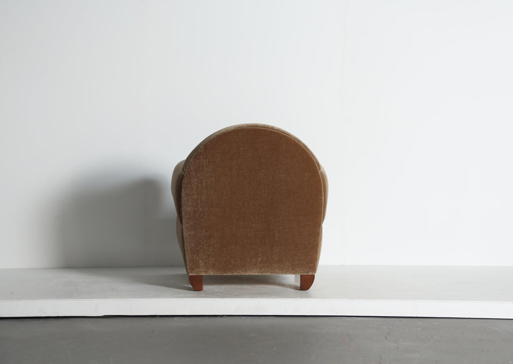 https://a.1stdibscdn.com/pair-of-curvy-arm-chairs-upholstered-in-pure-mohair-for-sale-picture-14/f_22593/f_468208321758894620848/Wonky_Club_Chairs_GB_Mohair_9_25_14_master.jpeg