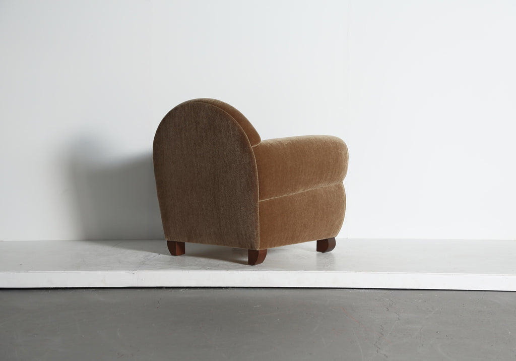 https://a.1stdibscdn.com/pair-of-curvy-arm-chairs-upholstered-in-pure-mohair-for-sale-picture-15/f_22593/f_468208321758894629763/Wonky_Club_Chairs_GB_Mohair_9_25_15_master.jpeg