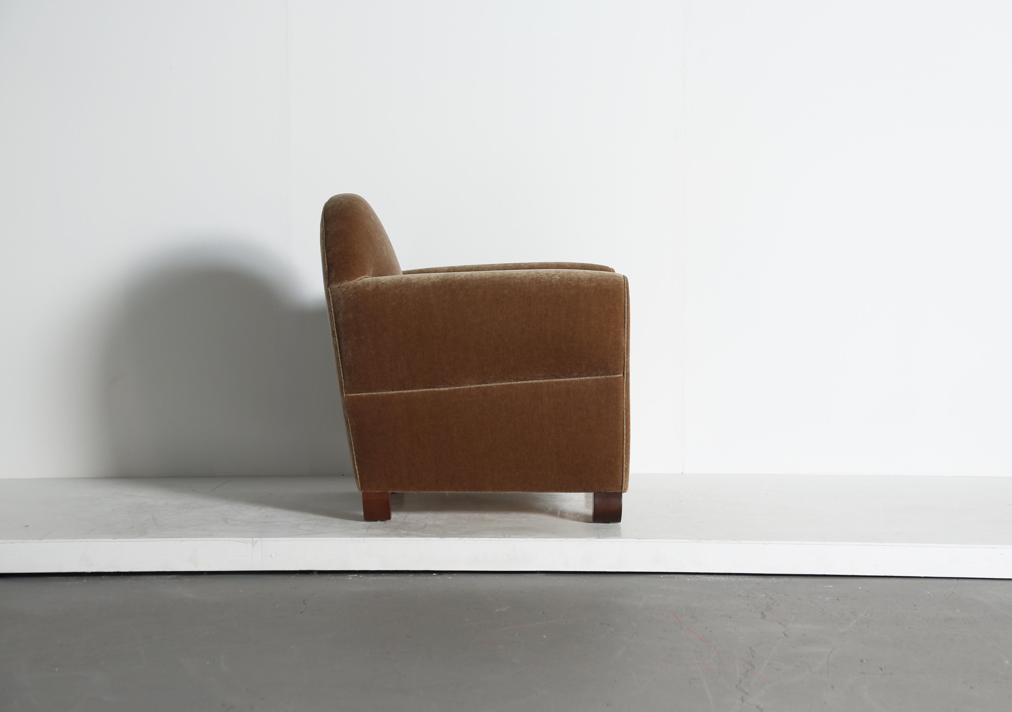 https://a.1stdibscdn.com/pair-of-curvy-arm-chairs-upholstered-in-pure-mohair-for-sale-picture-16/f_22593/f_468208321758894630119/Wonky_Club_Chairs_GB_Mohair_9_25_16_master.jpeg