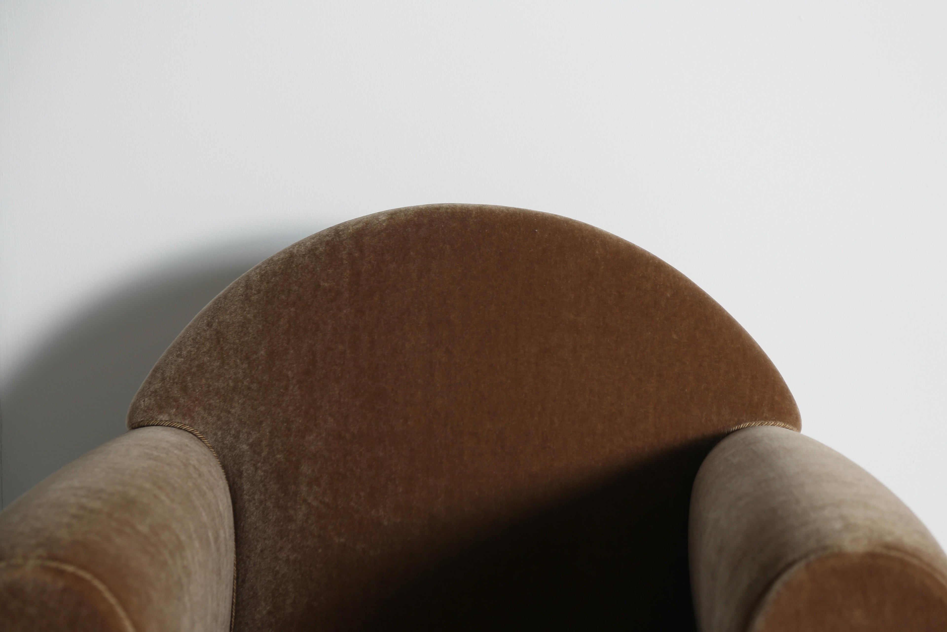 https://a.1stdibscdn.com/pair-of-curvy-arm-chairs-upholstered-in-pure-mohair-for-sale-picture-17/f_22593/f_468208321758894630712/Wonky_Club_Chairs_GB_Mohair_9_25_17_master.jpeg