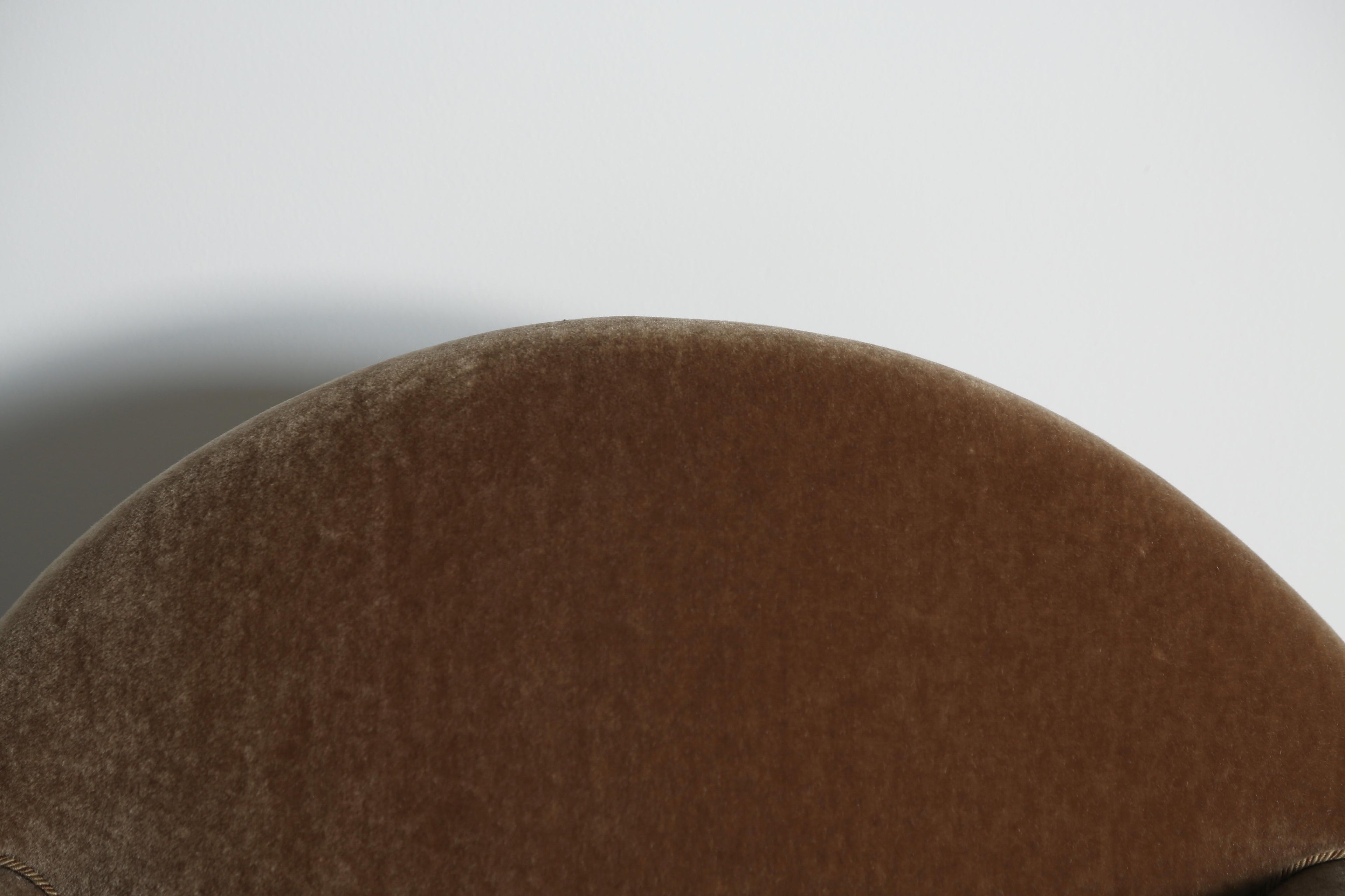 https://a.1stdibscdn.com/pair-of-curvy-arm-chairs-upholstered-in-pure-mohair-for-sale-picture-18/f_22593/f_468208321758894647348/Wonky_Club_Chairs_GB_Mohair_9_25_18_master.jpeg