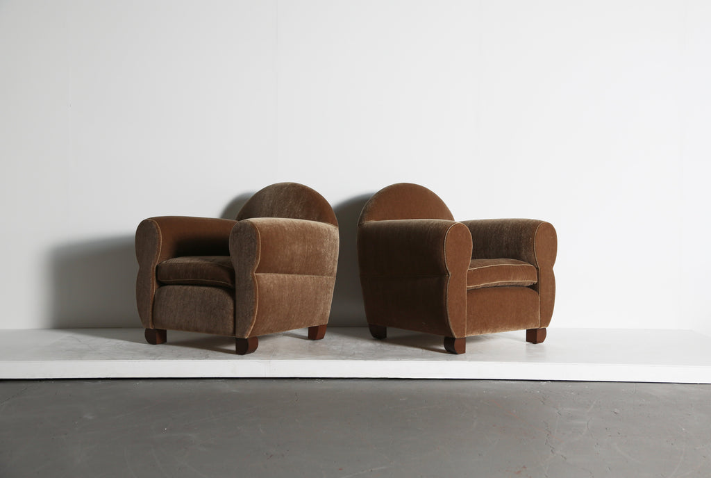 https://a.1stdibscdn.com/pair-of-curvy-arm-chairs-upholstered-in-pure-mohair-for-sale-picture-5/f_22593/f_468208321758893122096/Wonky_Club_Chairs_GB_Mohair_9_25_1_org.jpeg