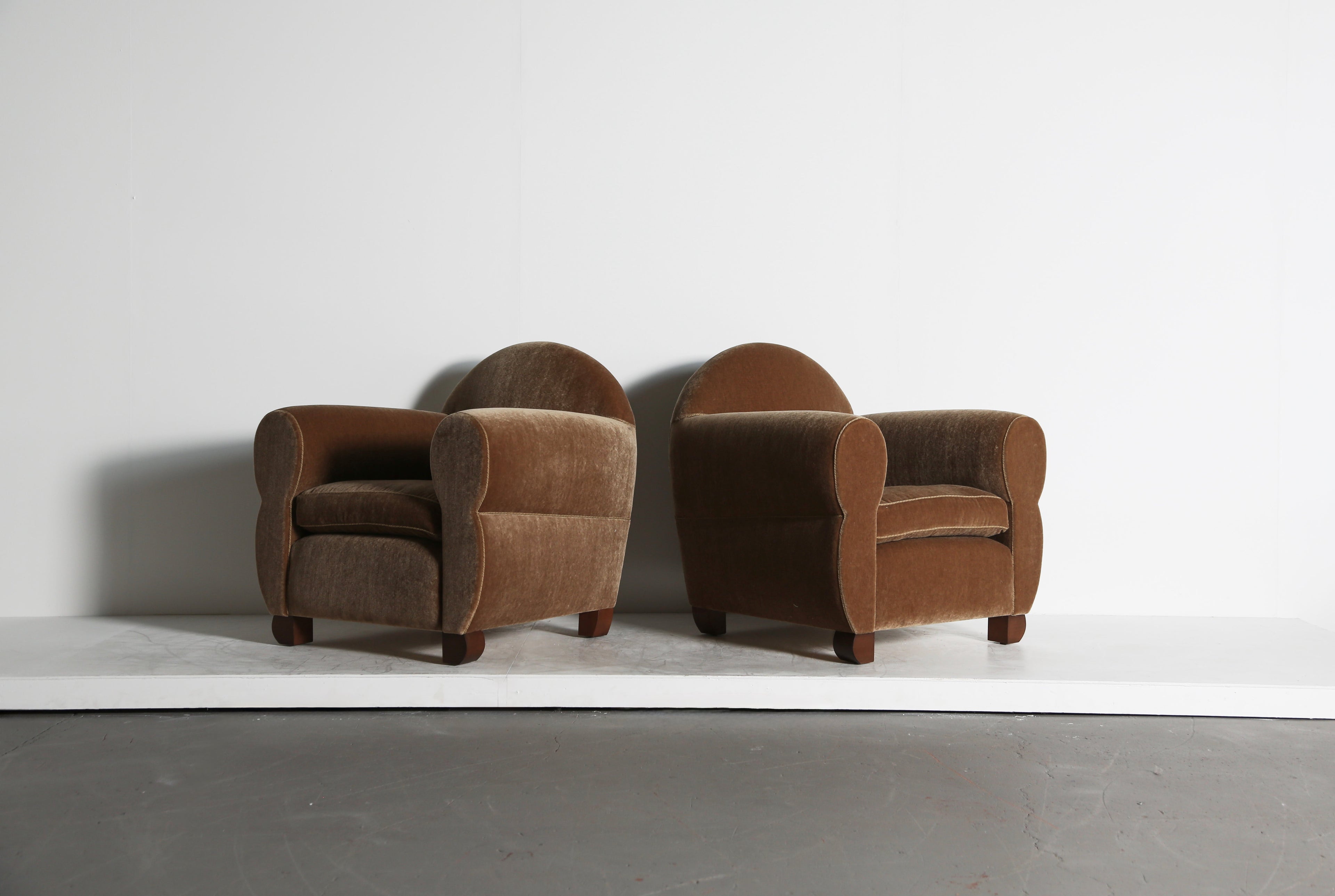 https://a.1stdibscdn.com/pair-of-curvy-arm-chairs-upholstered-in-pure-mohair-for-sale-picture-5/f_22593/f_468208321758893122096/Wonky_Club_Chairs_GB_Mohair_9_25_1_org.jpeg