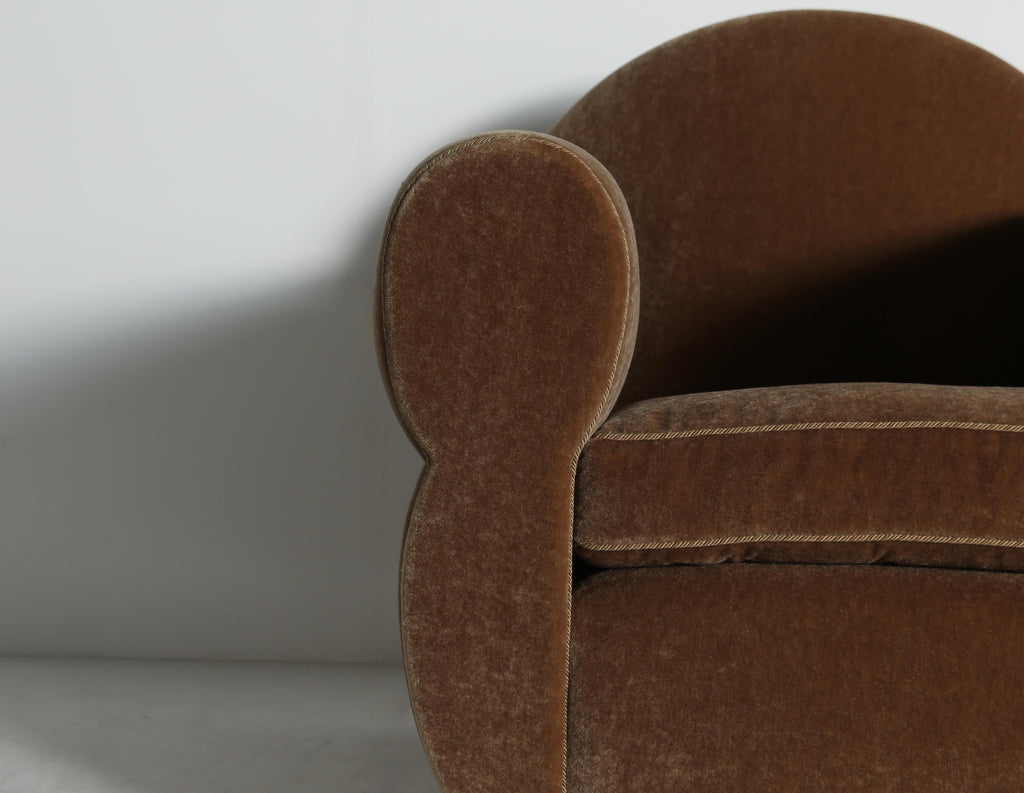 https://a.1stdibscdn.com/pair-of-curvy-arm-chairs-upholstered-in-pure-mohair-for-sale-picture-20/f_22593/f_468208321758894701921/Wonky_Club_Chairs_GB_Mohair_9_25_22_master.jpeg