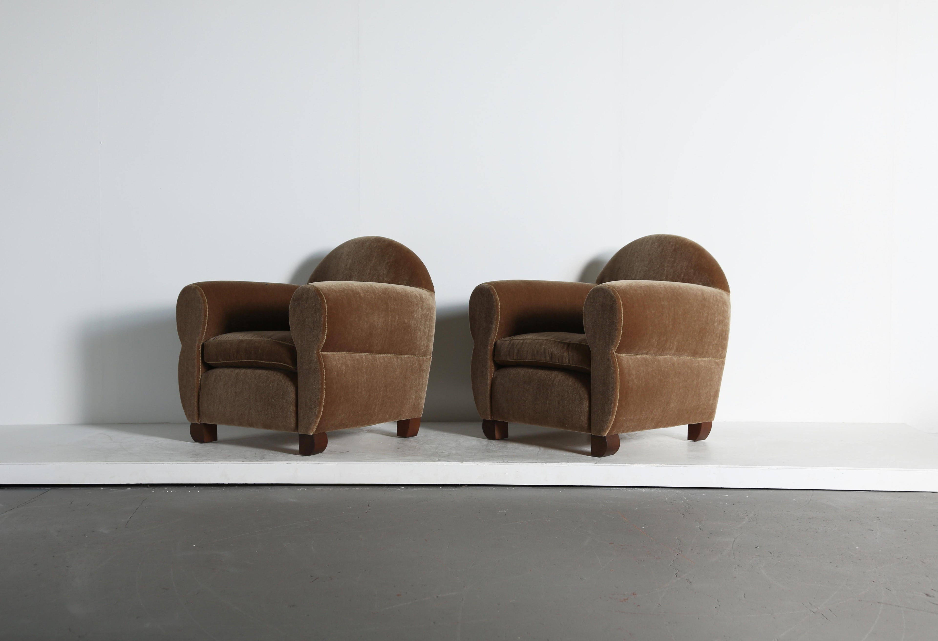 https://a.1stdibscdn.com/pair-of-curvy-arm-chairs-upholstered-in-pure-mohair-for-sale-picture-6/f_22593/f_468208321758893964139/Wonky_Club_Chairs_GB_Mohair_9_25_2_master.jpeg