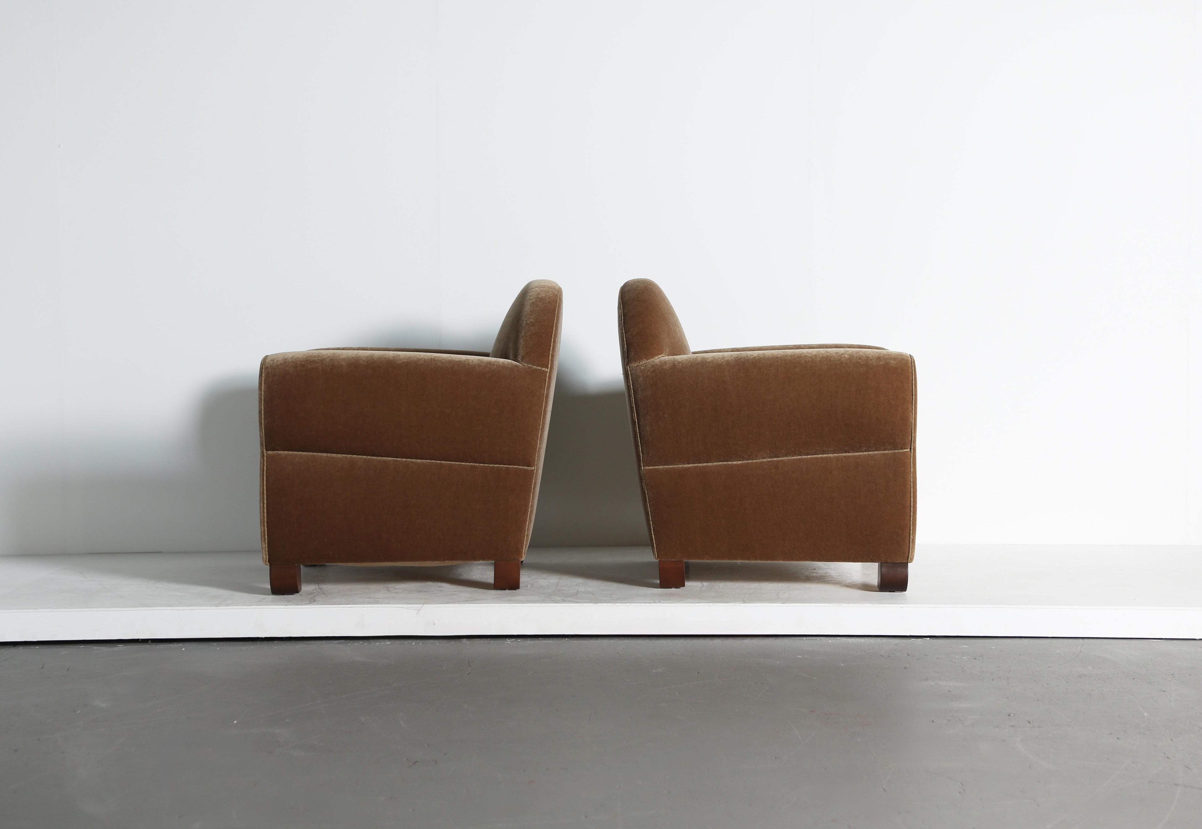 https://a.1stdibscdn.com/pair-of-curvy-arm-chairs-upholstered-in-pure-mohair-for-sale-picture-7/f_22593/f_468208321758894237260/Wonky_Club_Chairs_GB_Mohair_9_25_3_master.jpeg